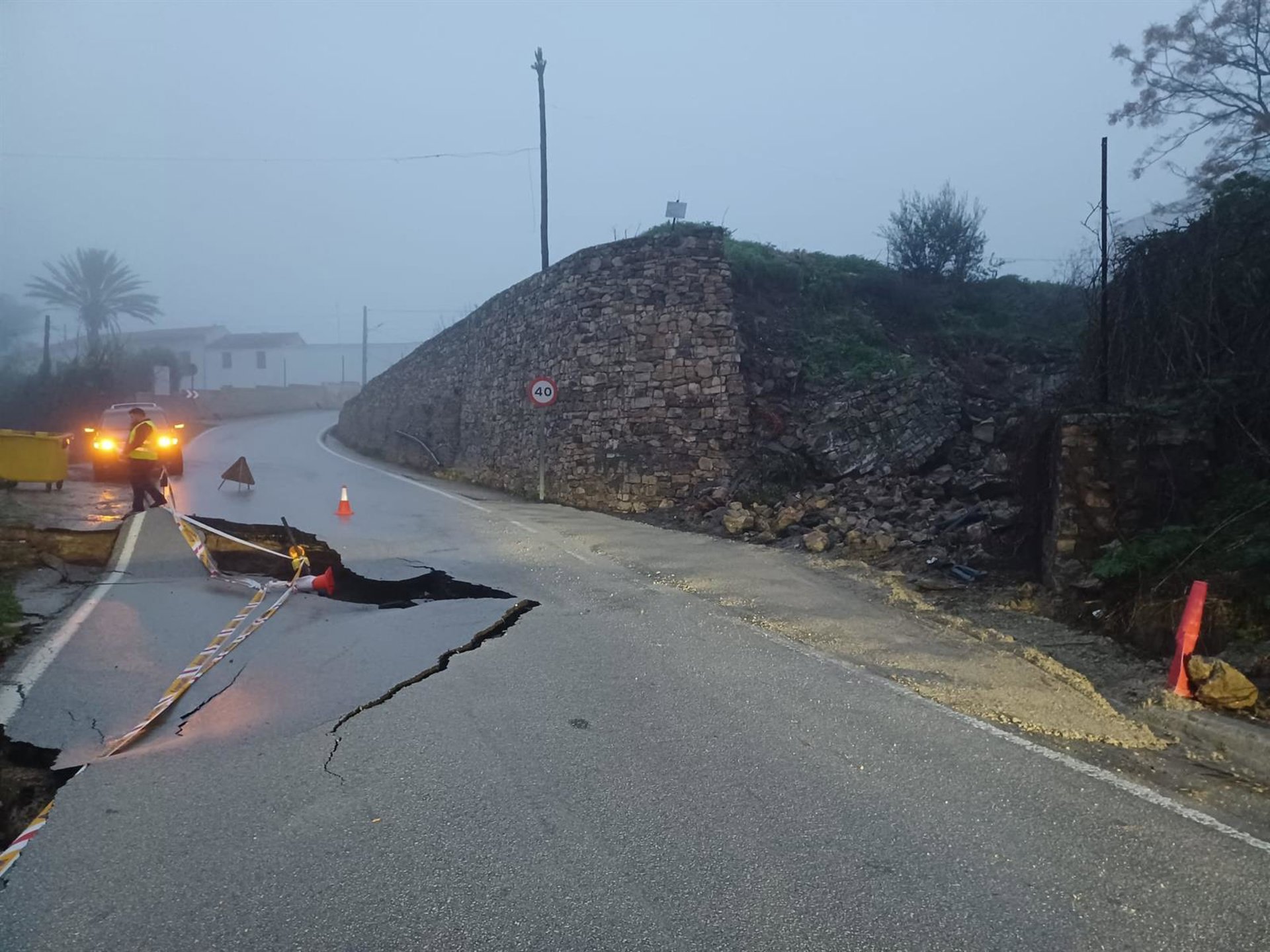 Cortada al tráfico la MA-6101 en Villanueva de Algaidas por colapso de la plataforma