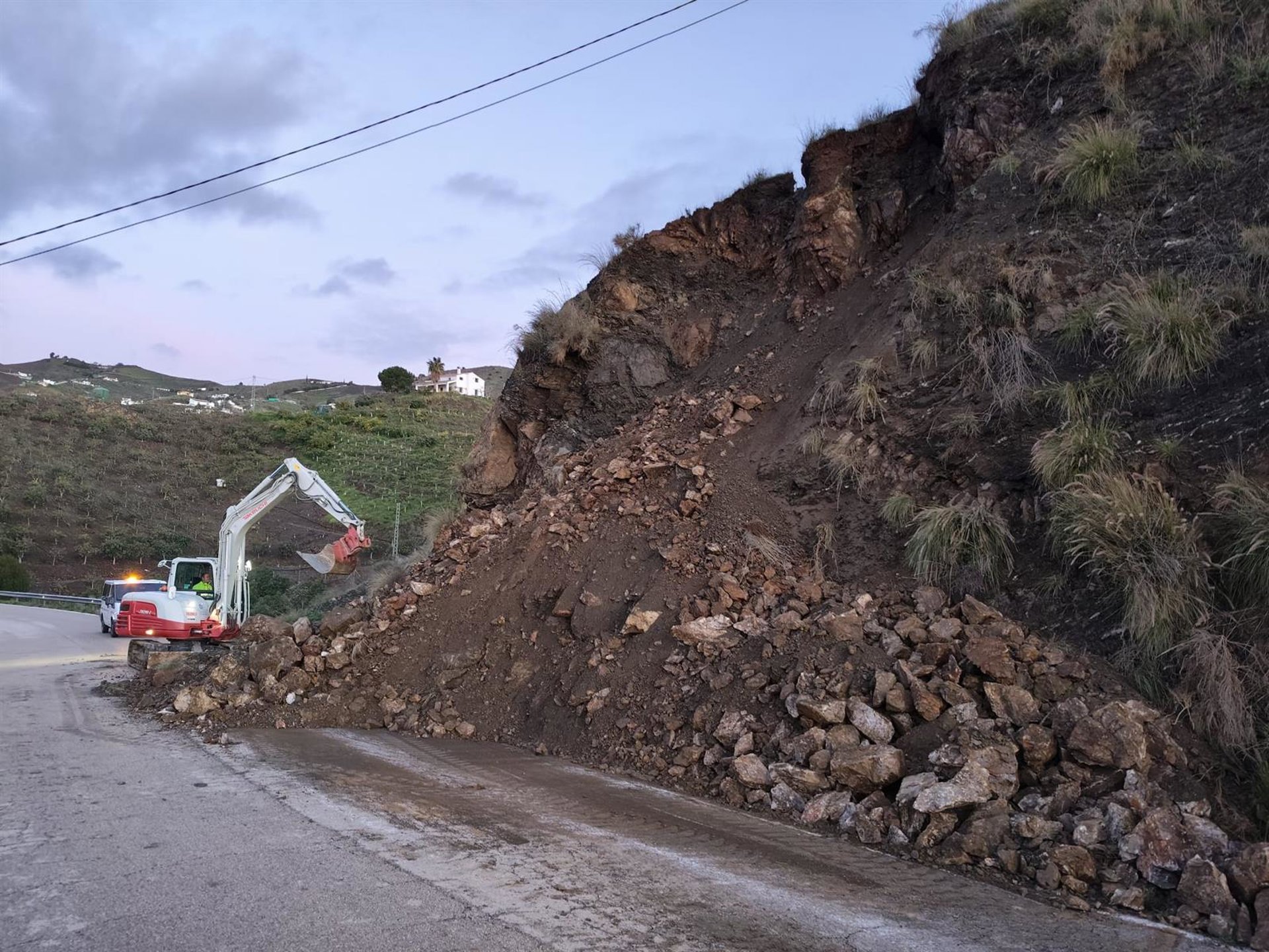 Cortada la MA-3112 en Almáchar por el deslizamiento de un talud