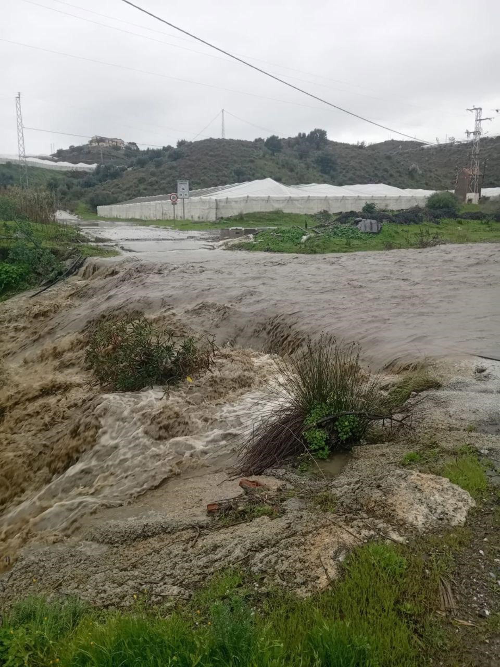 Cortados accesos a ríos, arroyos y varios caminos en Torrox por seguridad ante temporal