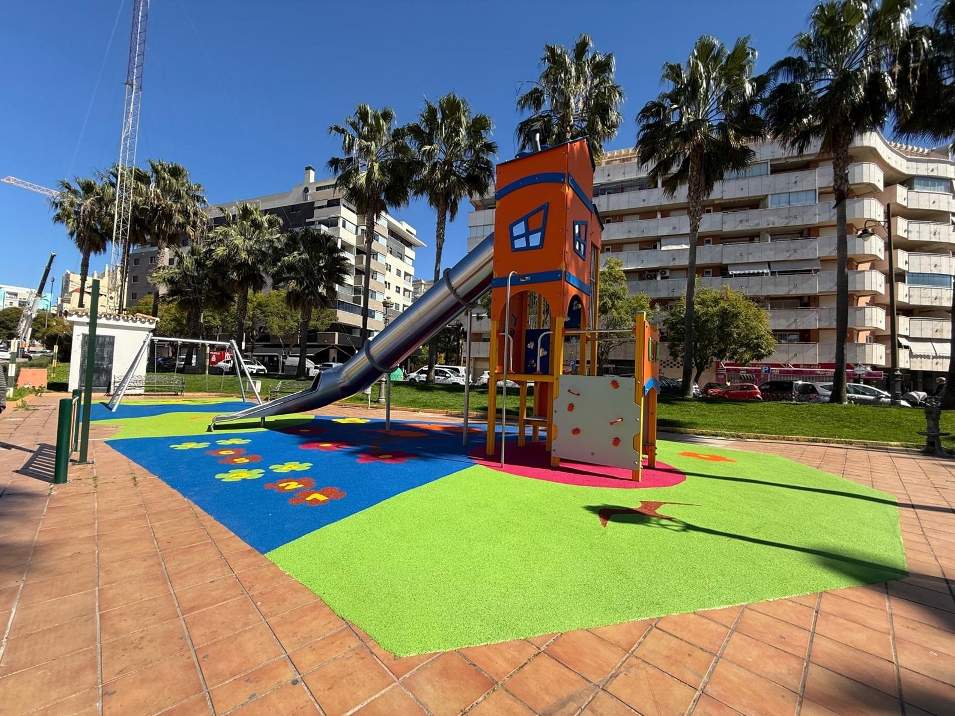El Ayuntamiento de Estepona renueva 17 parques infantiles en una primera fase de actuaciones