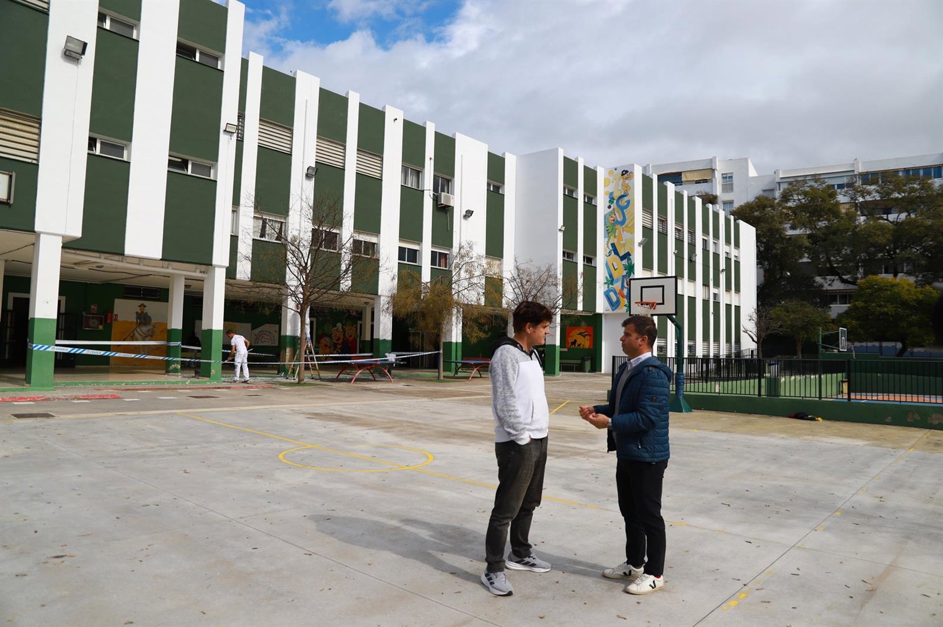 El Ayuntamiento de Marbella renueva el exterior del CEIP Santa Teresa