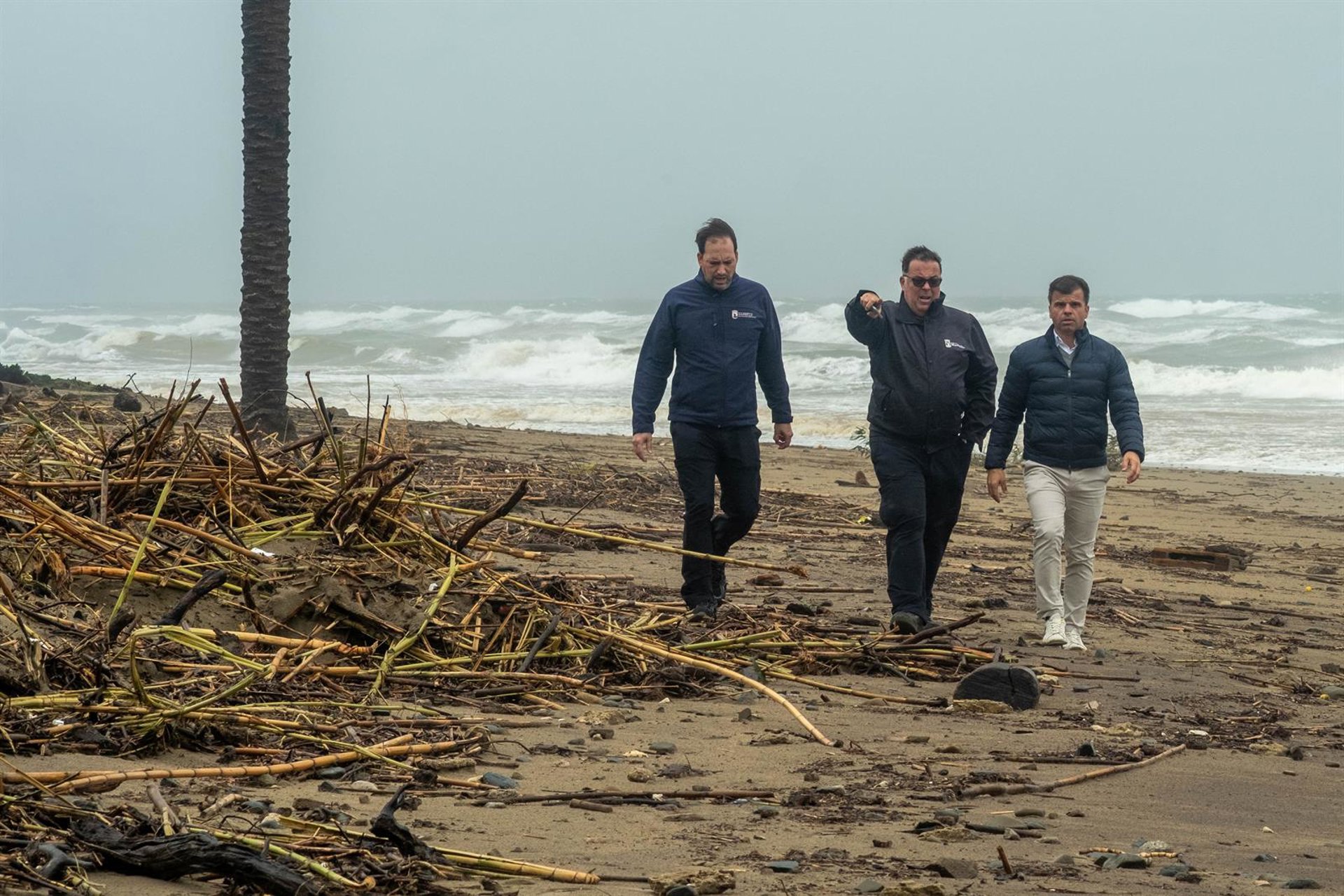 El temporal reduce hasta diez metros la anchura de varias playas de Marbella