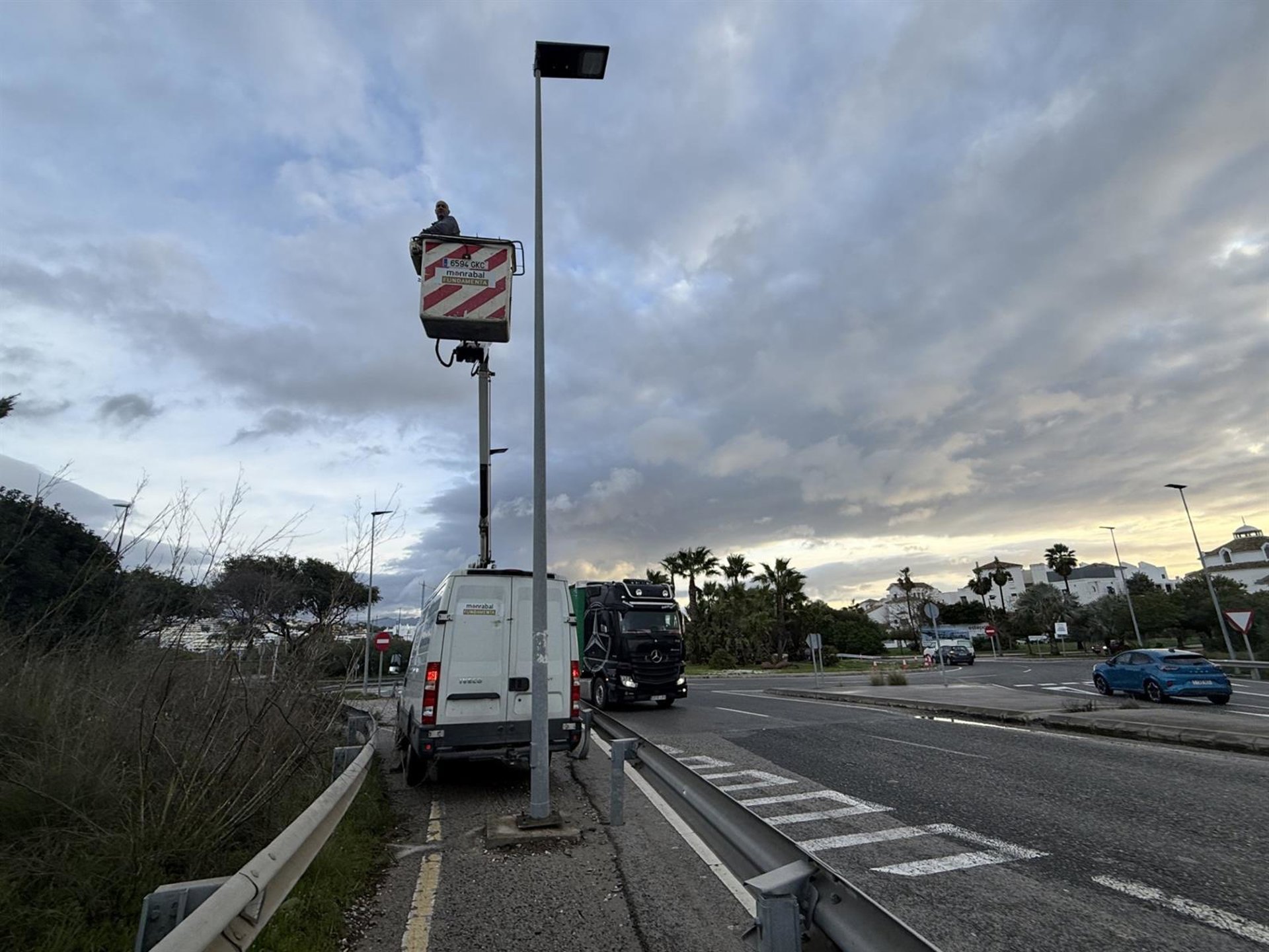 Estepona lleva a cabo mejoras en la seguridad de la rotonda de 'Las Hormigas' a la altura de Arroyo Vaquero