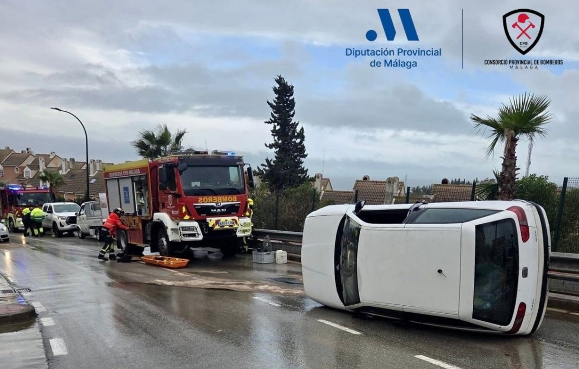 Extraen a un herido de un coche volcado tras salirse de la vía en Rincón de la Victoria