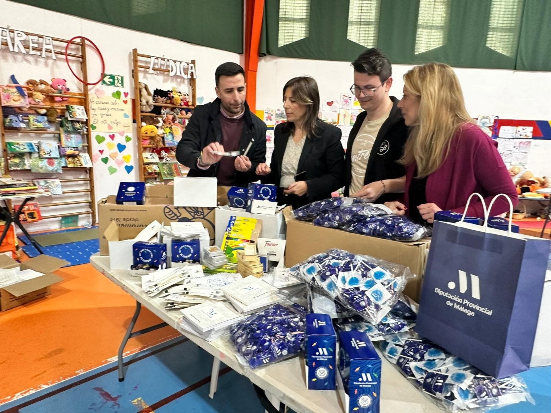 La Diputación entrega en Ronda material lúdico y educativo para los desalojados de Grazalema