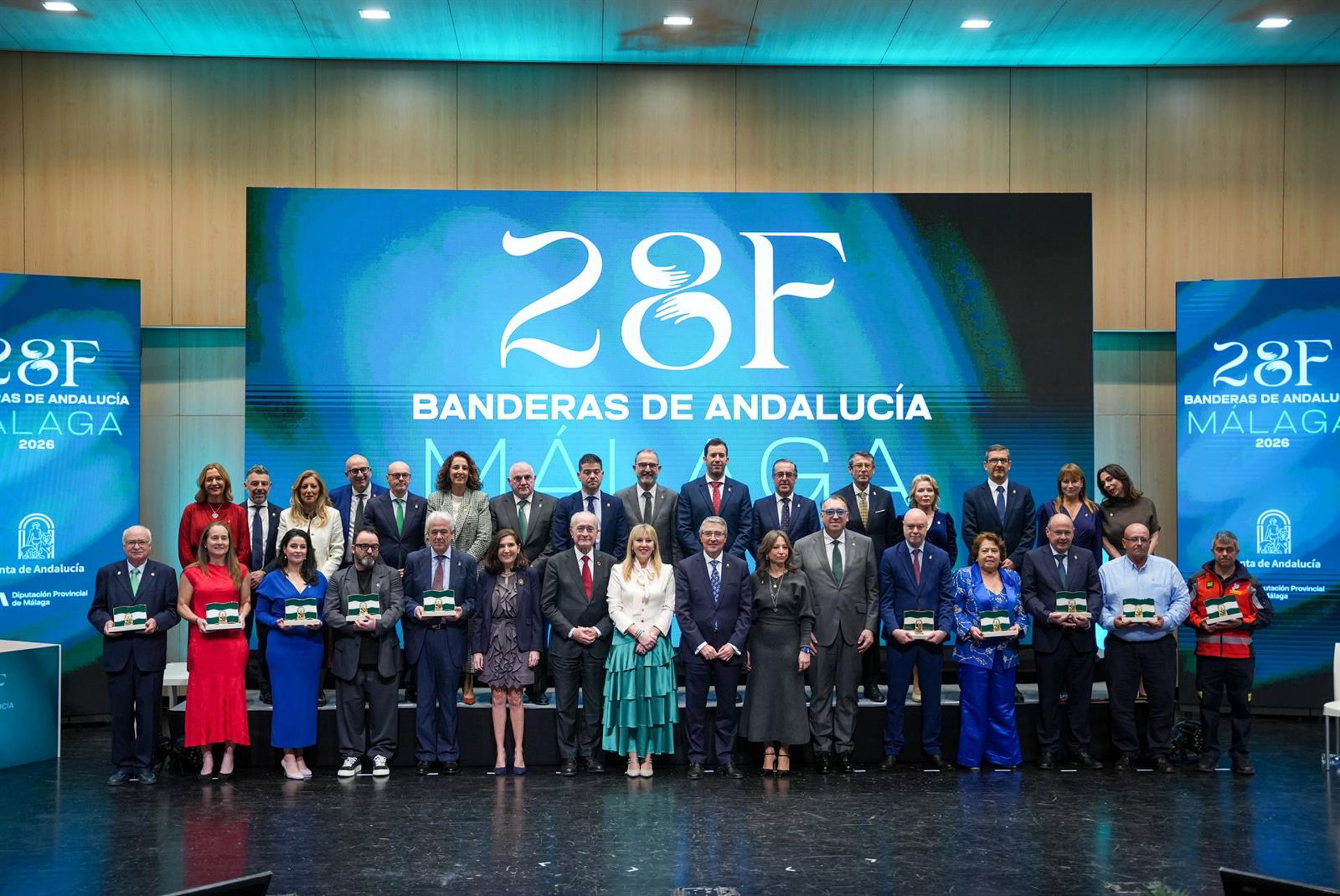 La Junta entrega sus banderas por el 28F y defiende que Andalucía "avanza y funciona"