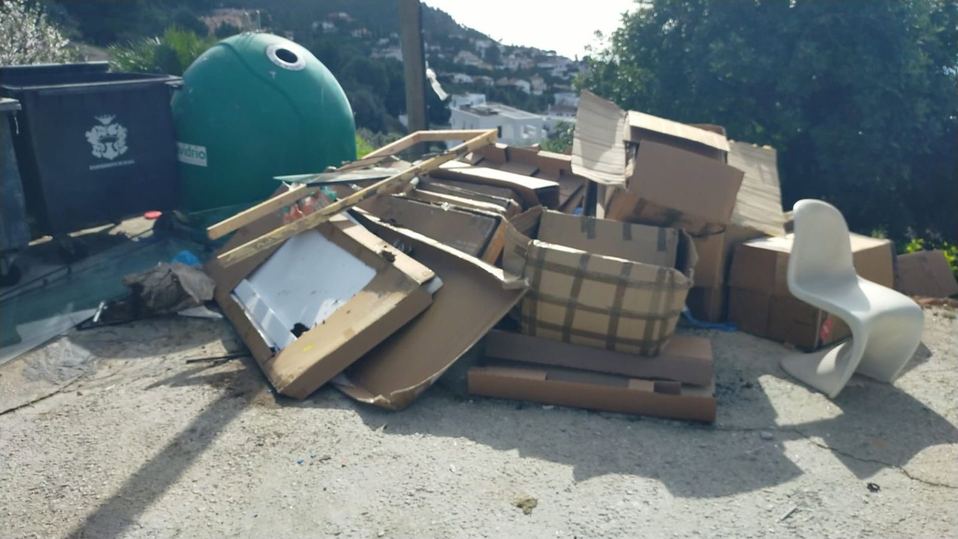 La Policía Local de Mijas refuerza la vigilancia de los vertidos ilegales y recuerda que impone sanciones
