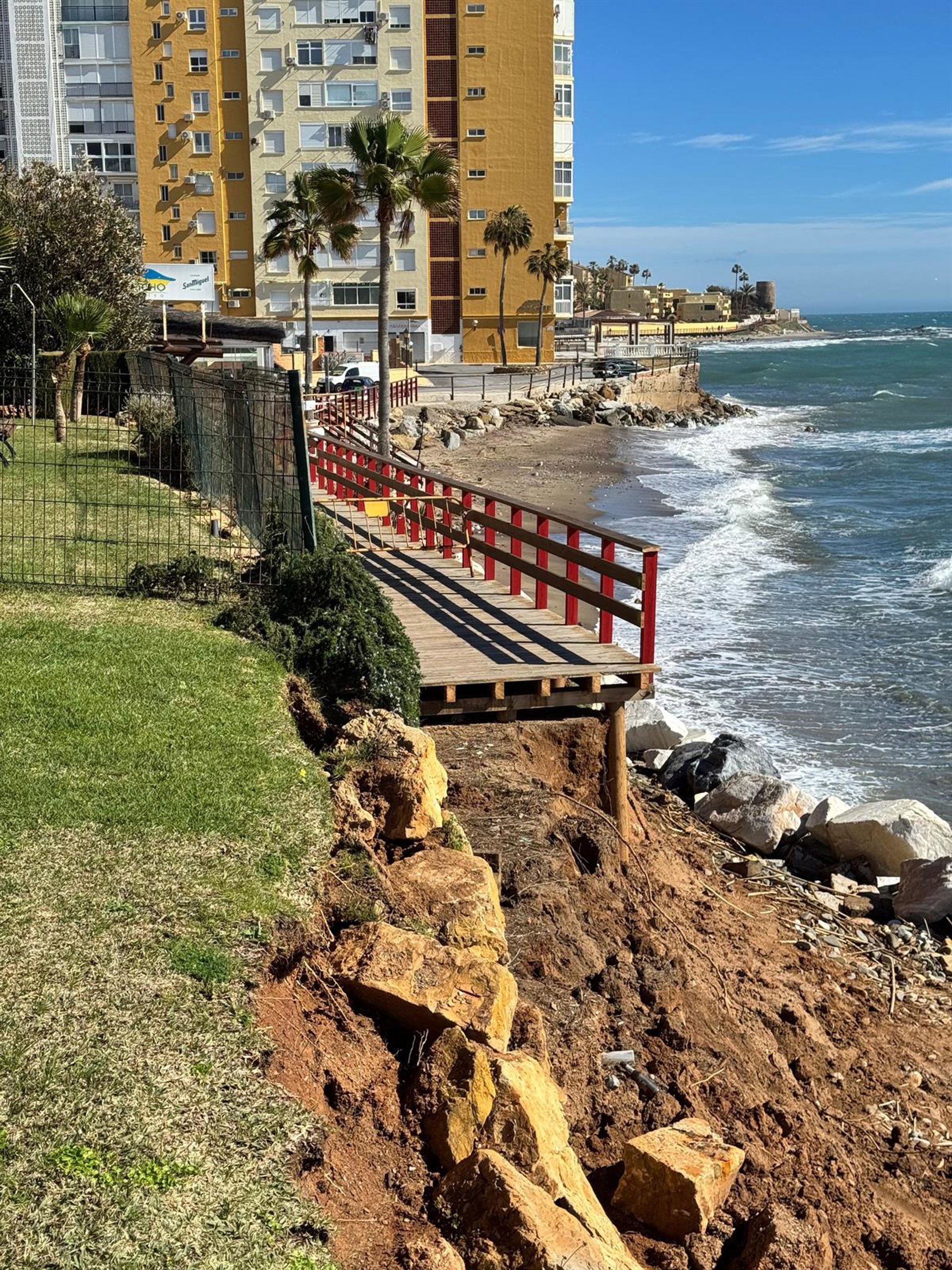 La obra de reparación del tramo de la Senda Litoral de Mijas derribado por temporales arranca la semana próxima