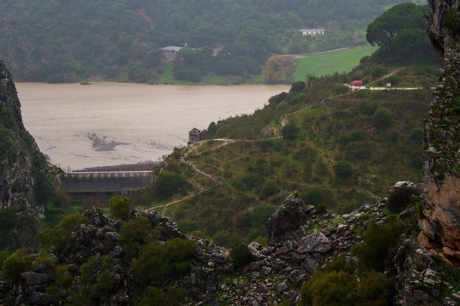 La presa de Montejaque desembalsa con un caudal de salida de 200 metros cúbicos por segundo