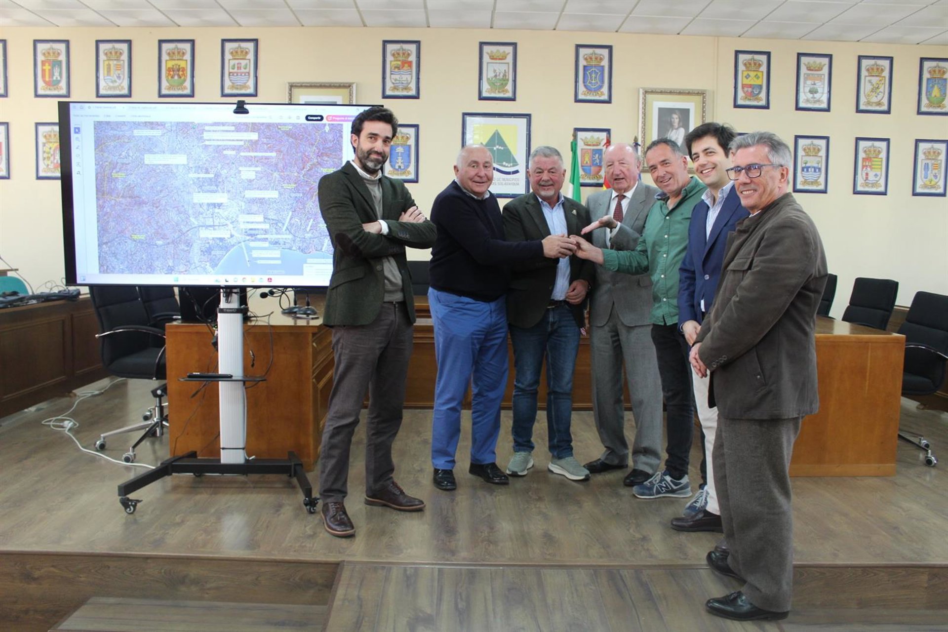 Mancomunidad y Juntas de Regantes del Sur de Guaro y Axarquía reciben el anteproyecto de la futura desaladora