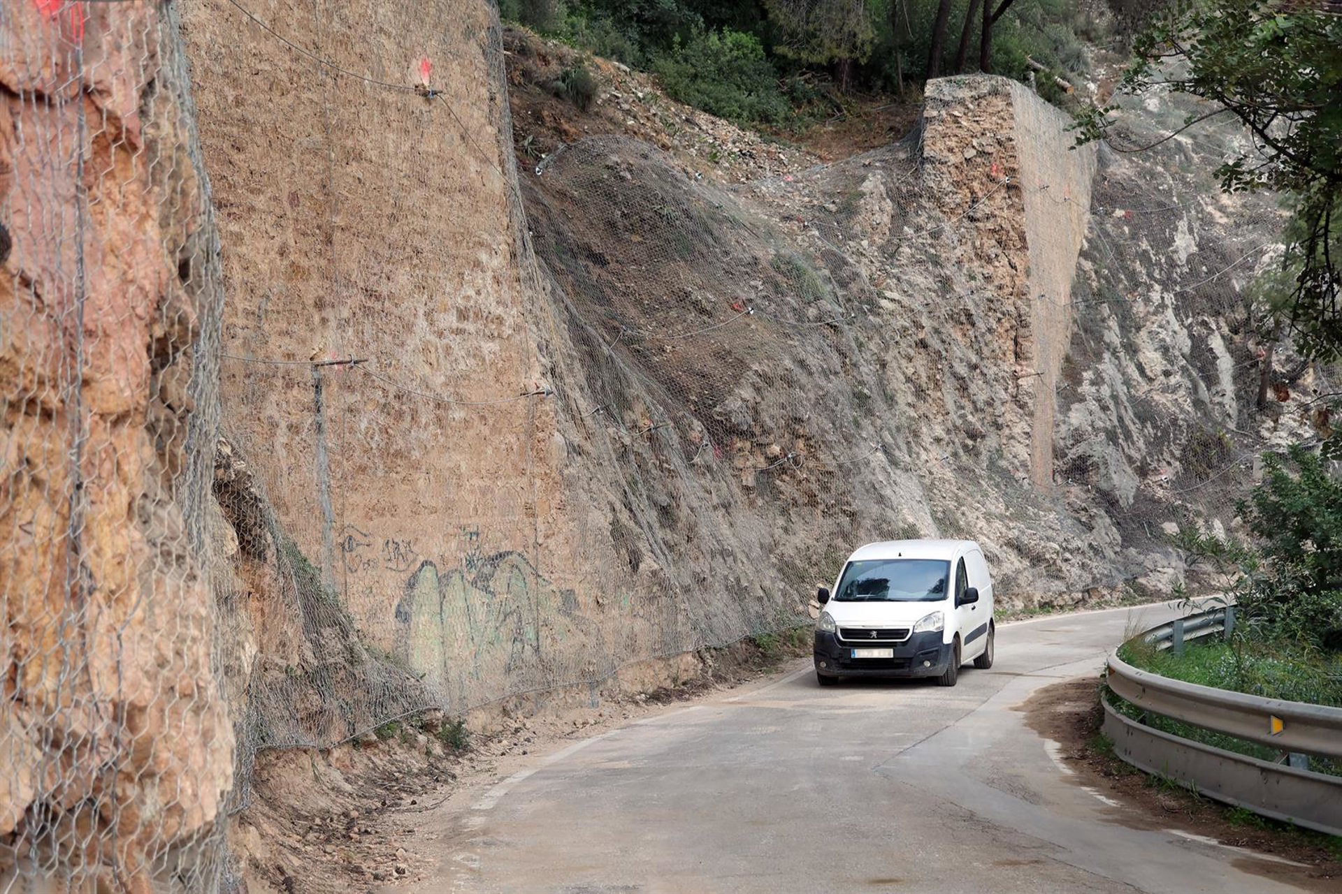 Marbella reabre al tráfico la calle Chorreadero tras culminar los trabajos de estabilización del talud