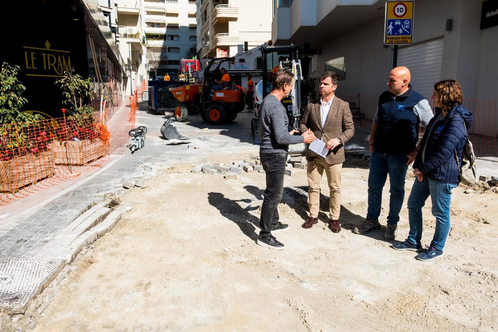Marbella renueva el pavimento de la calle Padre José Vera con una solución más resistente
