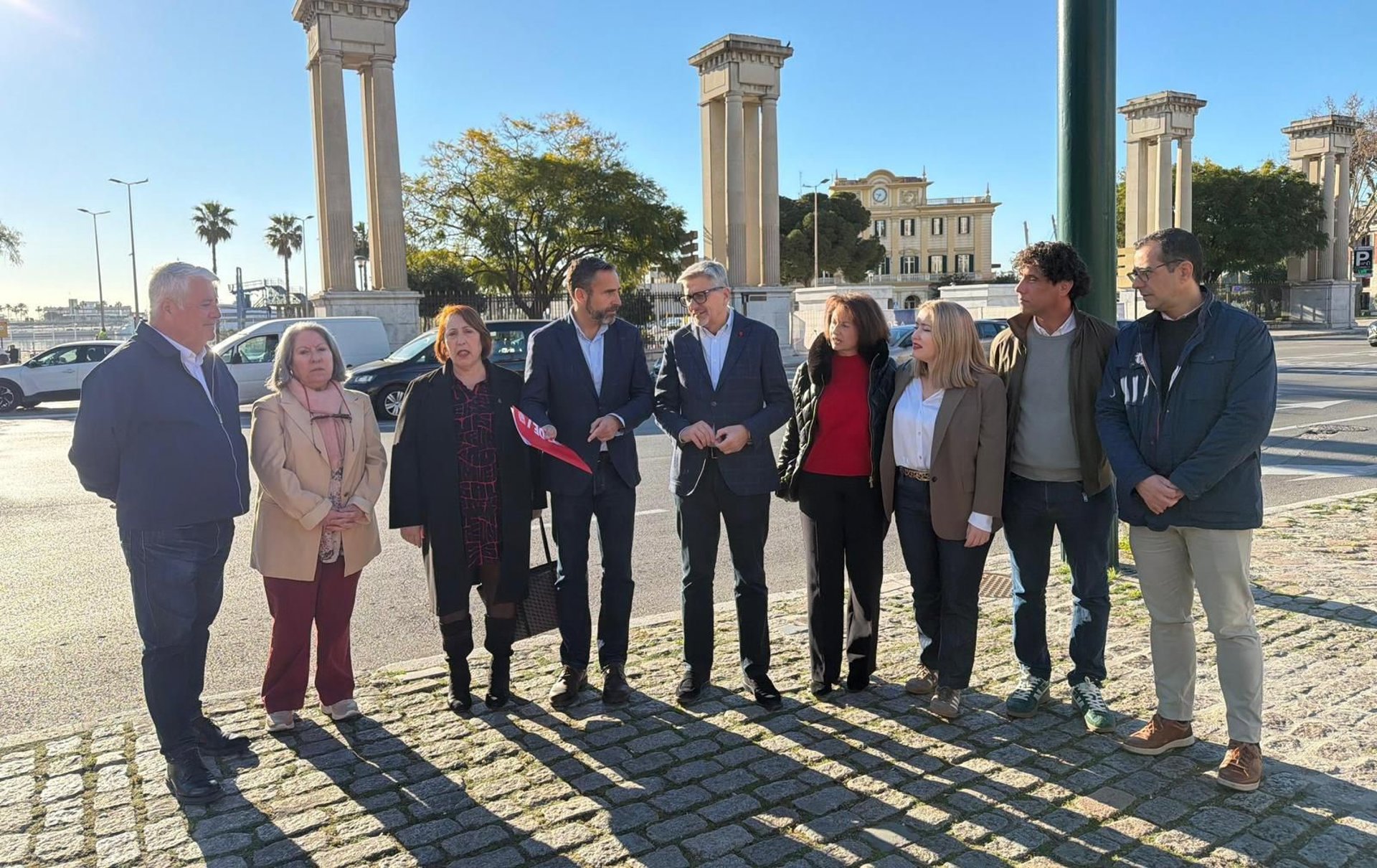 PSOE apela a la Junta y al Ayuntamiento para evitar la instalación de las esculturas gigantes en el Puerto