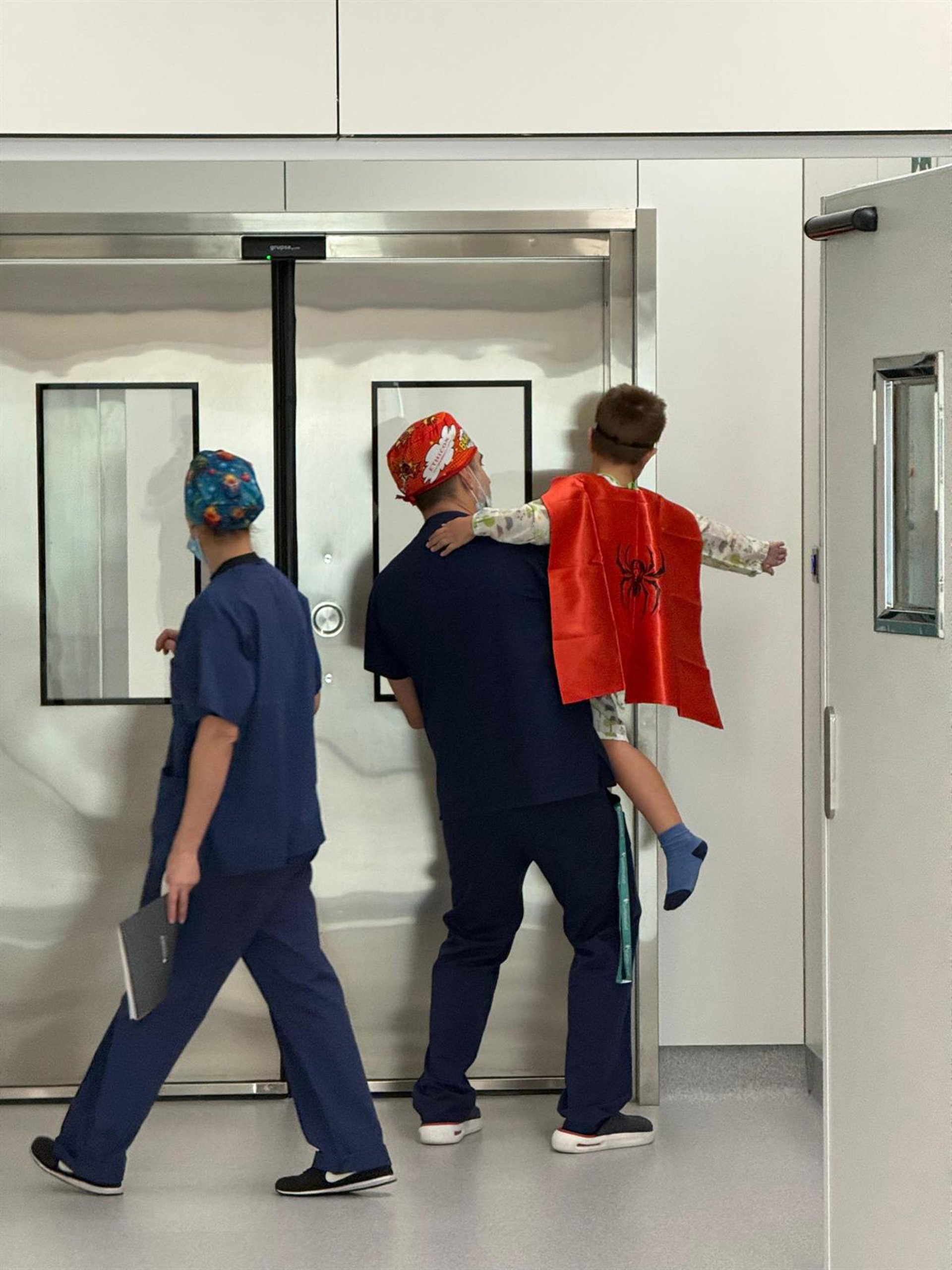 Quirónsalud Málaga usa capas y máscaras de superhéroes para el traslado de pacientes pediátricos a quirófano