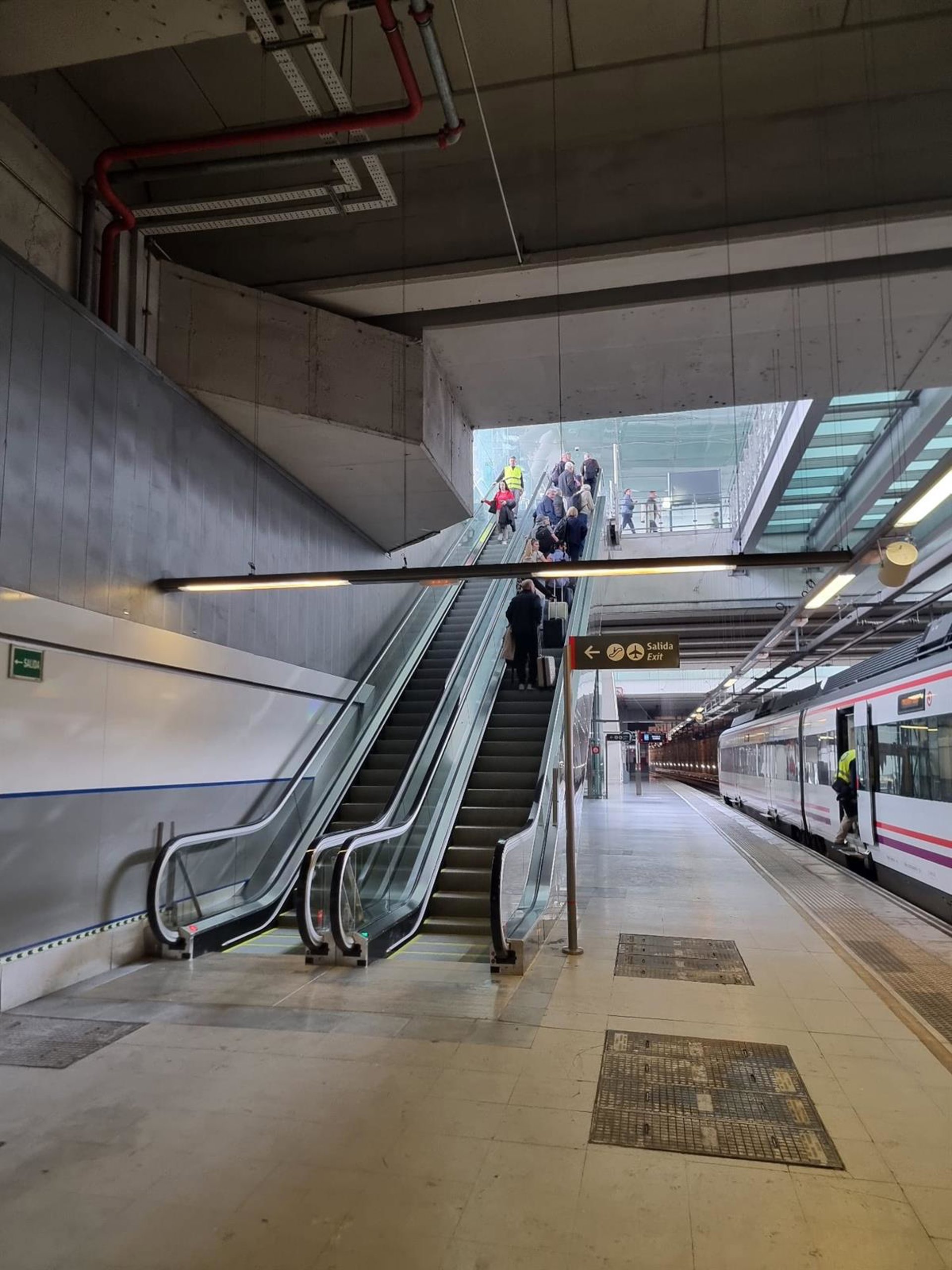 Renfe pone en servicio las escaleras mecánicas del andén 2 de la estación Aeropuerto del Núcleo de Málaga