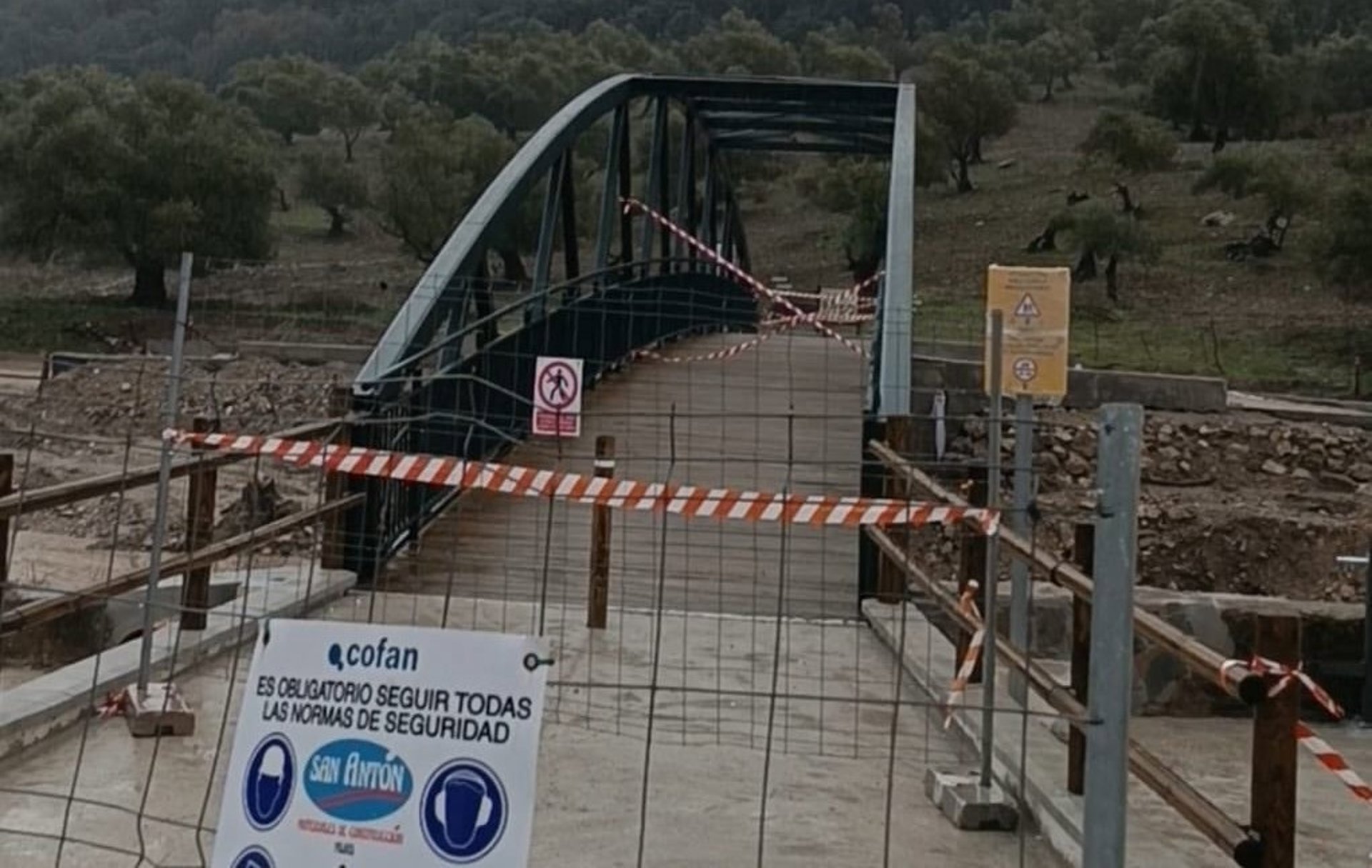 Reparten garrafas en Benaoján tras declarar el agua no potable en el municipio debido al efecto de las lluvias