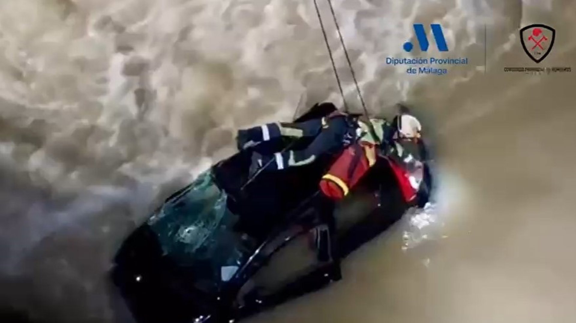 Rescatan a una persona del río Guadalhorce tras un accidente con otro vehículo y caer al cauce
