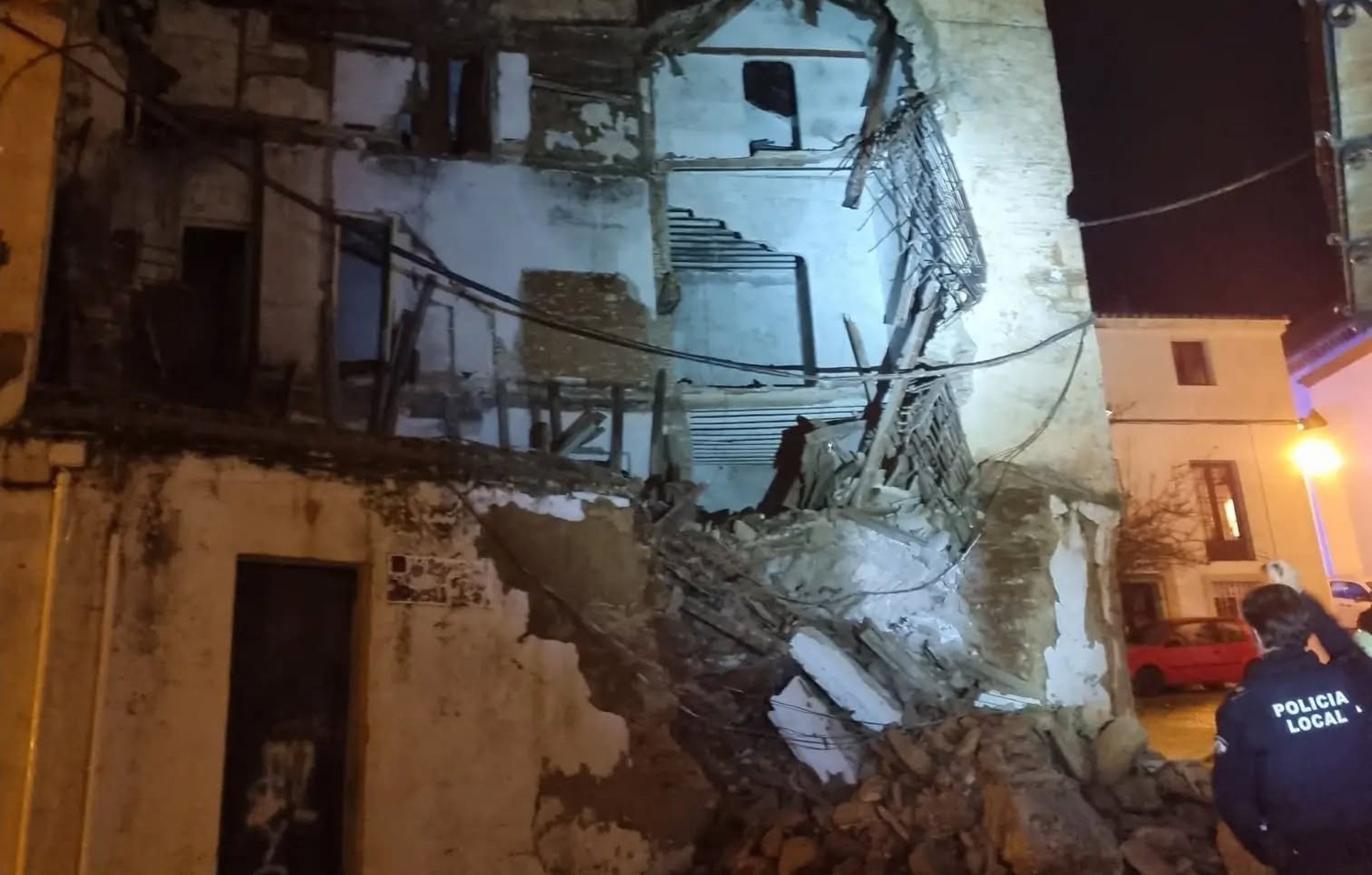 Un inmueble abandonado se desploma en Ronda y obliga al desalojo de viviendas cercanas