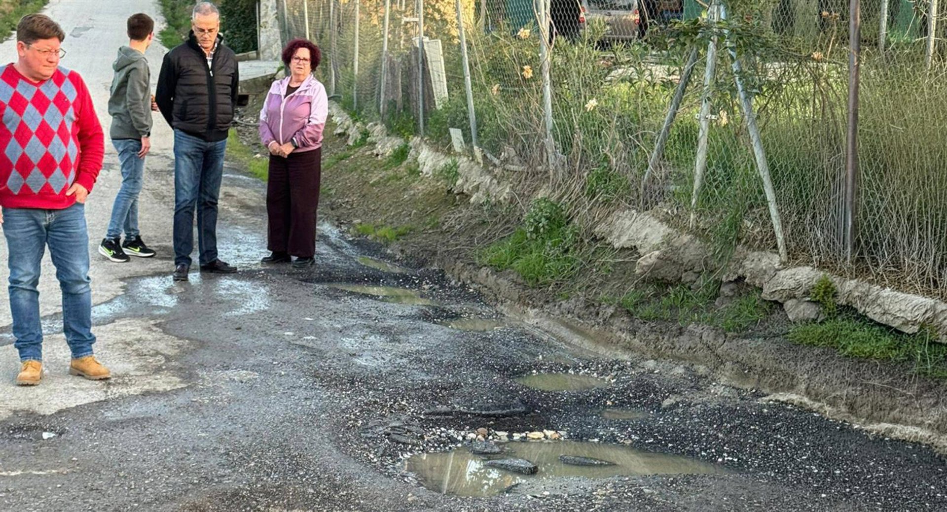 Vox pide en Alhaurín el Grande un plan de asfaltado en caminos rurales y calles deterioradas