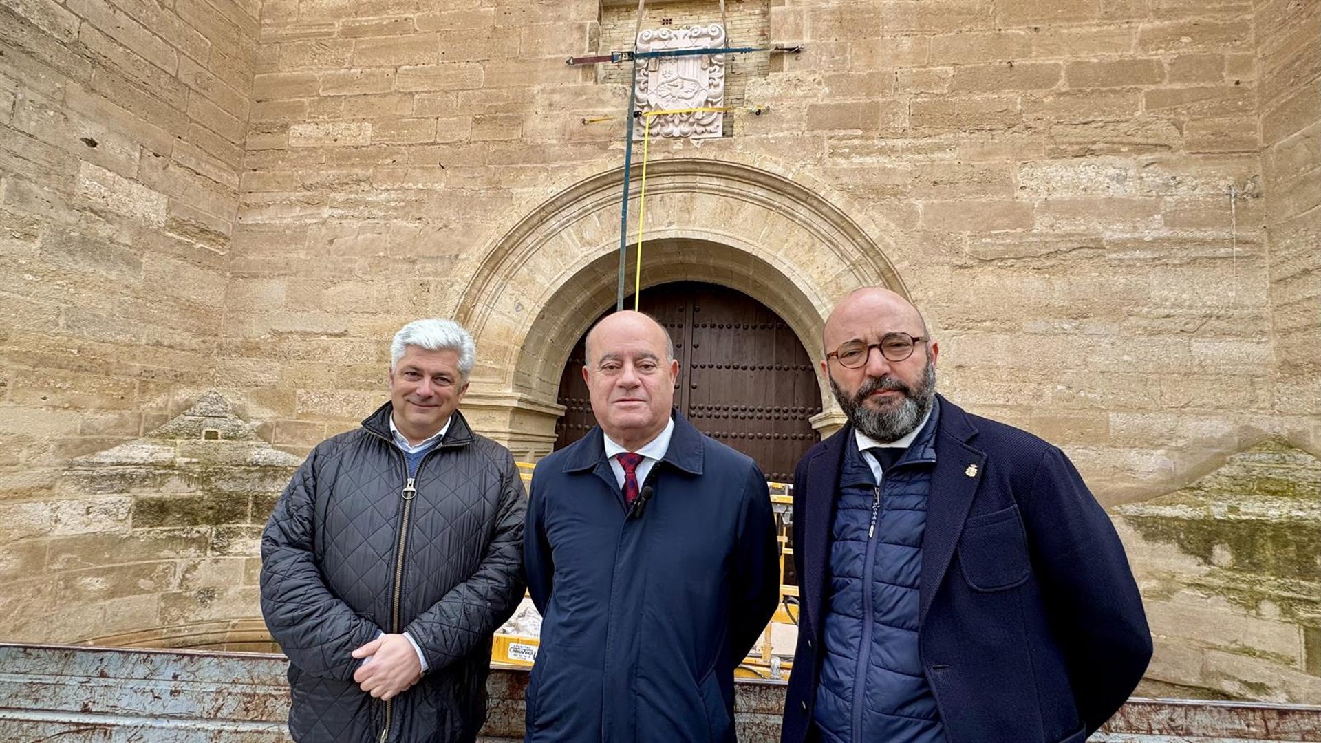 Antequera culmina recuperación de la fachada de San Pedro con la reposición del escudo del Cardenal de la Cueva