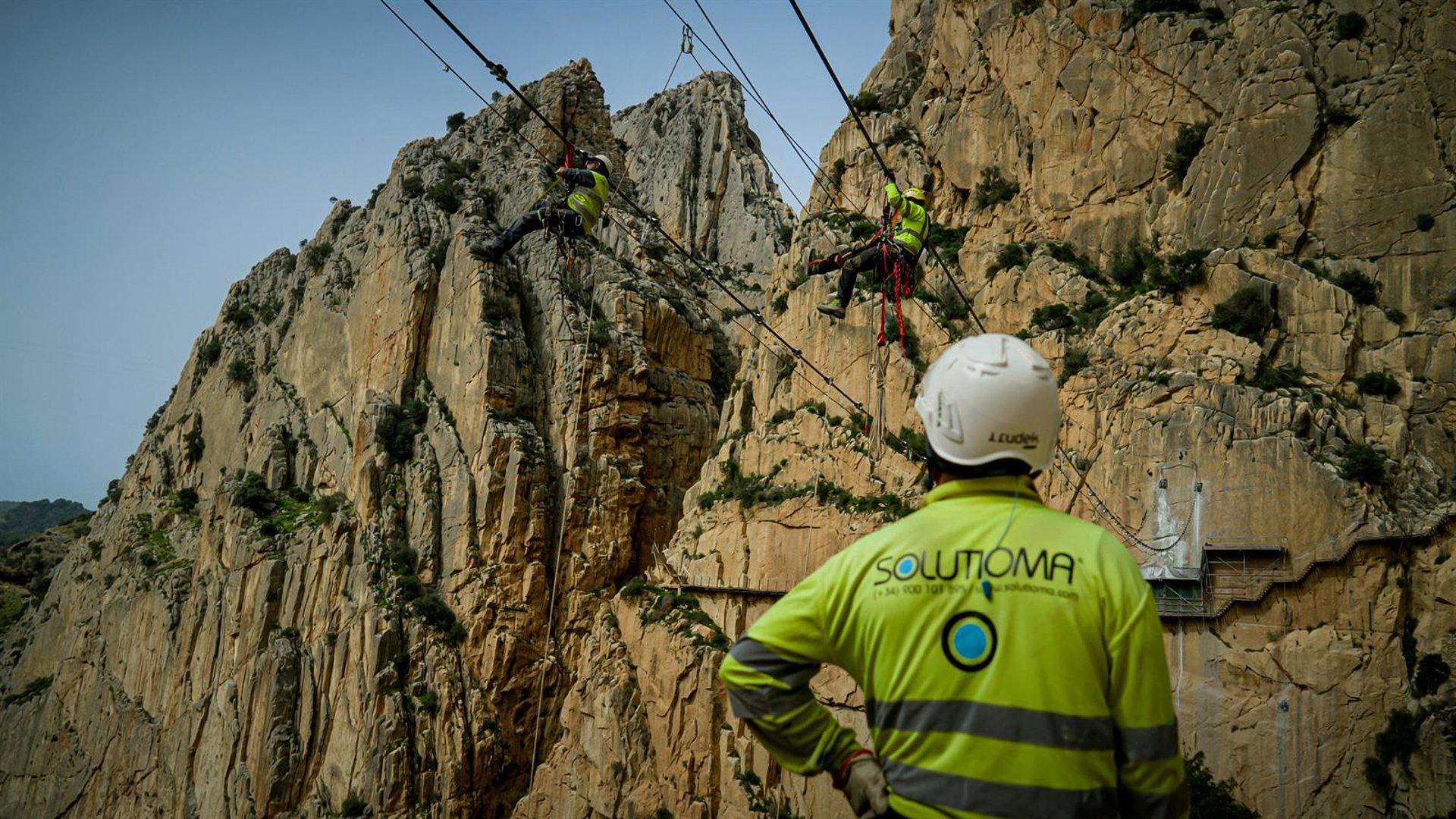 Avanza la instalación del nuevo puente colgante del Caminito del Rey, que será el más largo de España