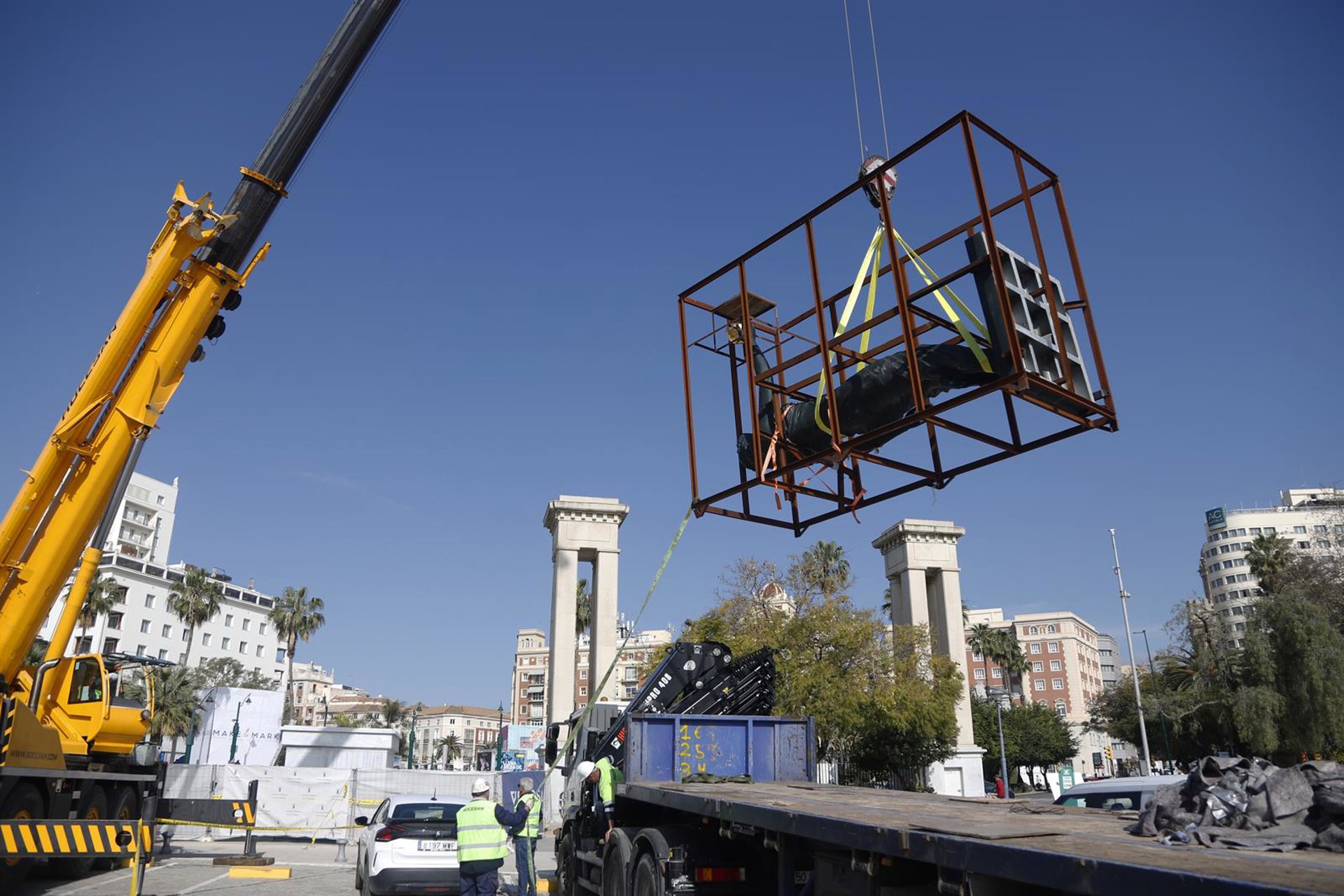 Continúa la instalación de las polémicas esculturas en el puerto de Málaga