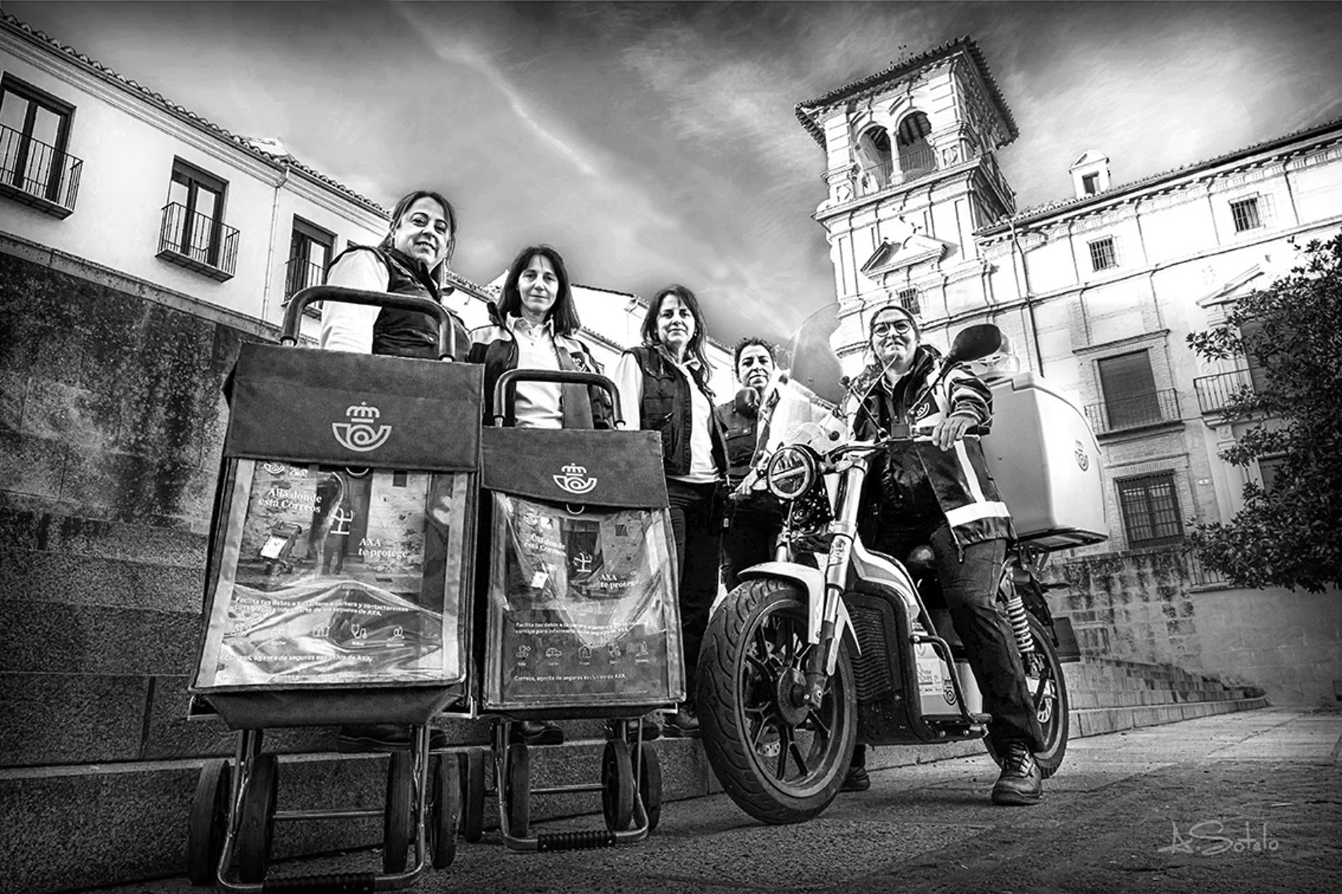 Correos participa en Antequera en la exposición 'Grietas en el techo de cristal' con motivo del 8M