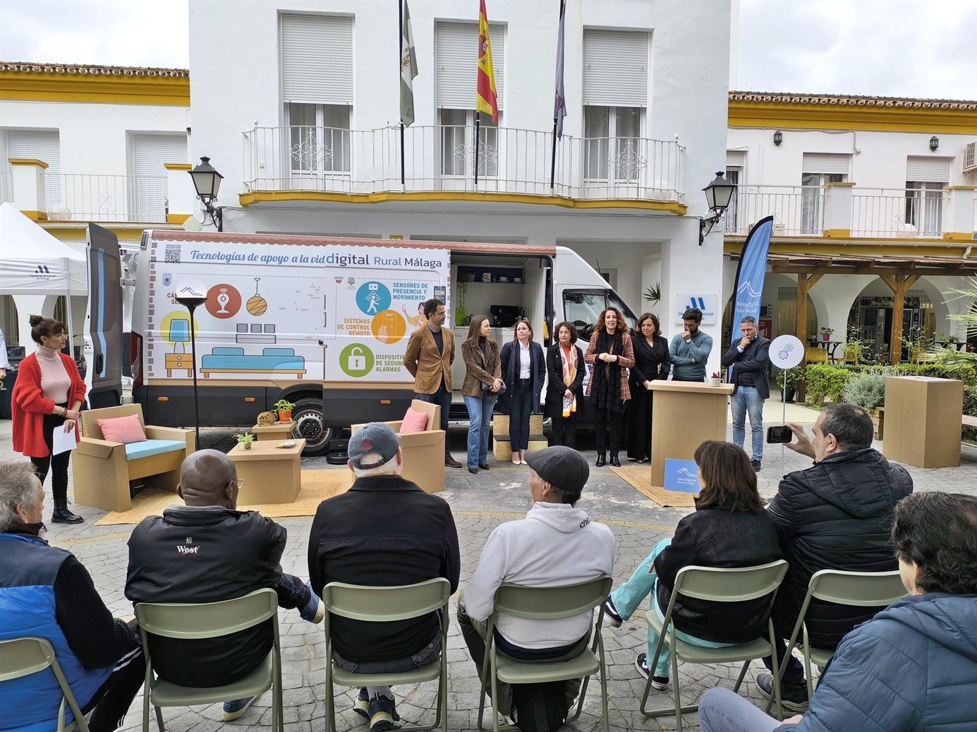 Diputación lleva a pueblos pequeños de Axarquía y Serranía soluciones tecnológicas para envejecimiento activo