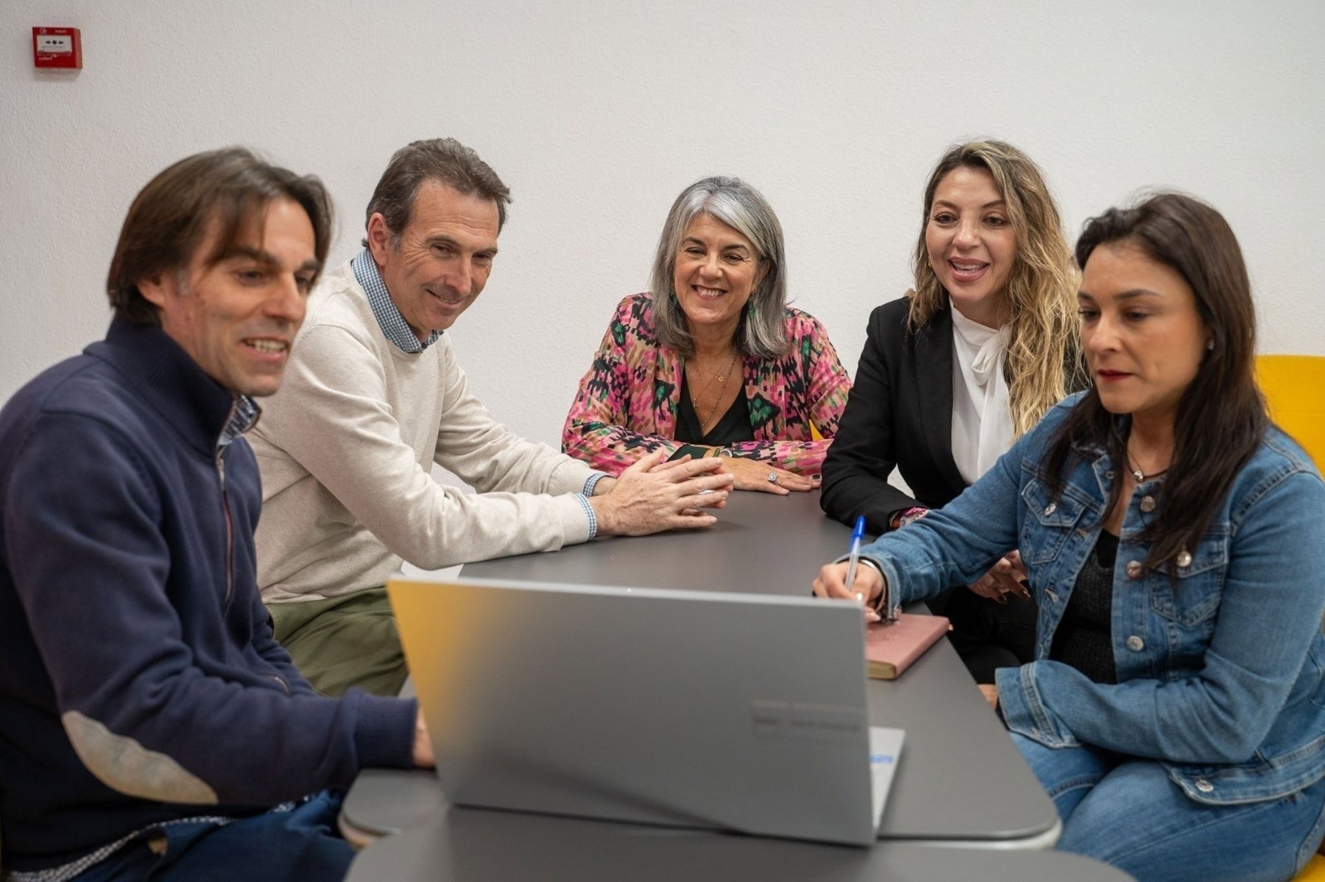 El Ayuntamiento de Benalmádena presenta el estudio sobre viviendas vacías a Stop Desahucios