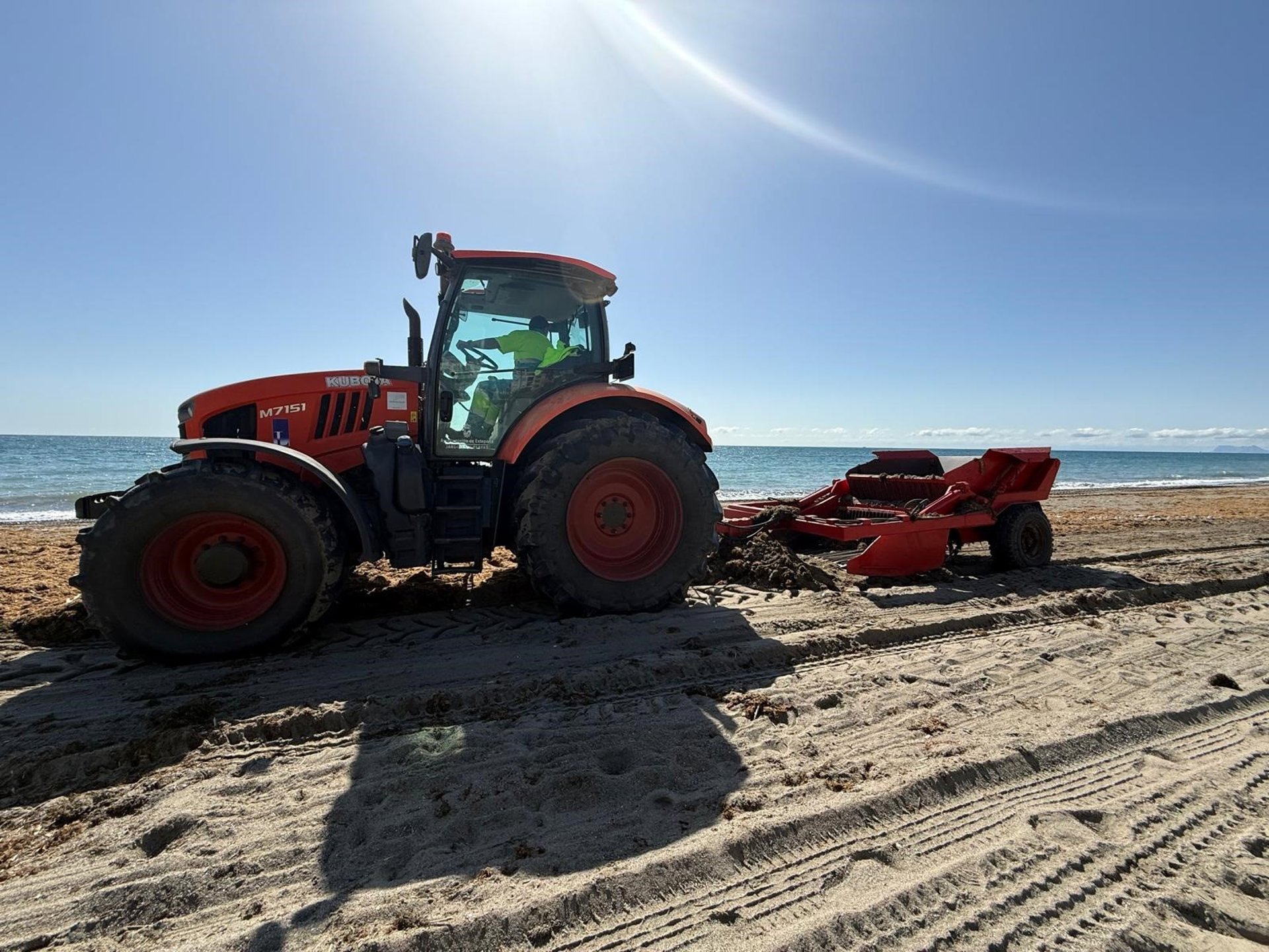El Ayuntamiento de Estepona acomete un plan de actuaciones para poner a punto las playas antes de Semana Santa