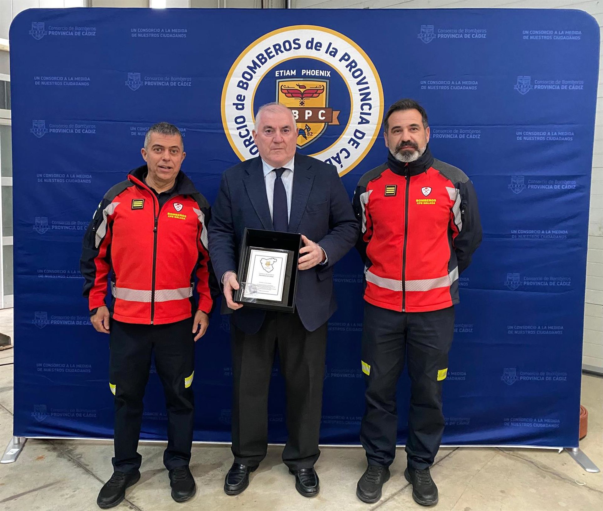 El Consorcio Provincial de Bomberos de Málaga, distinguido en el Día del Patrón de los Bomberos en Cádiz