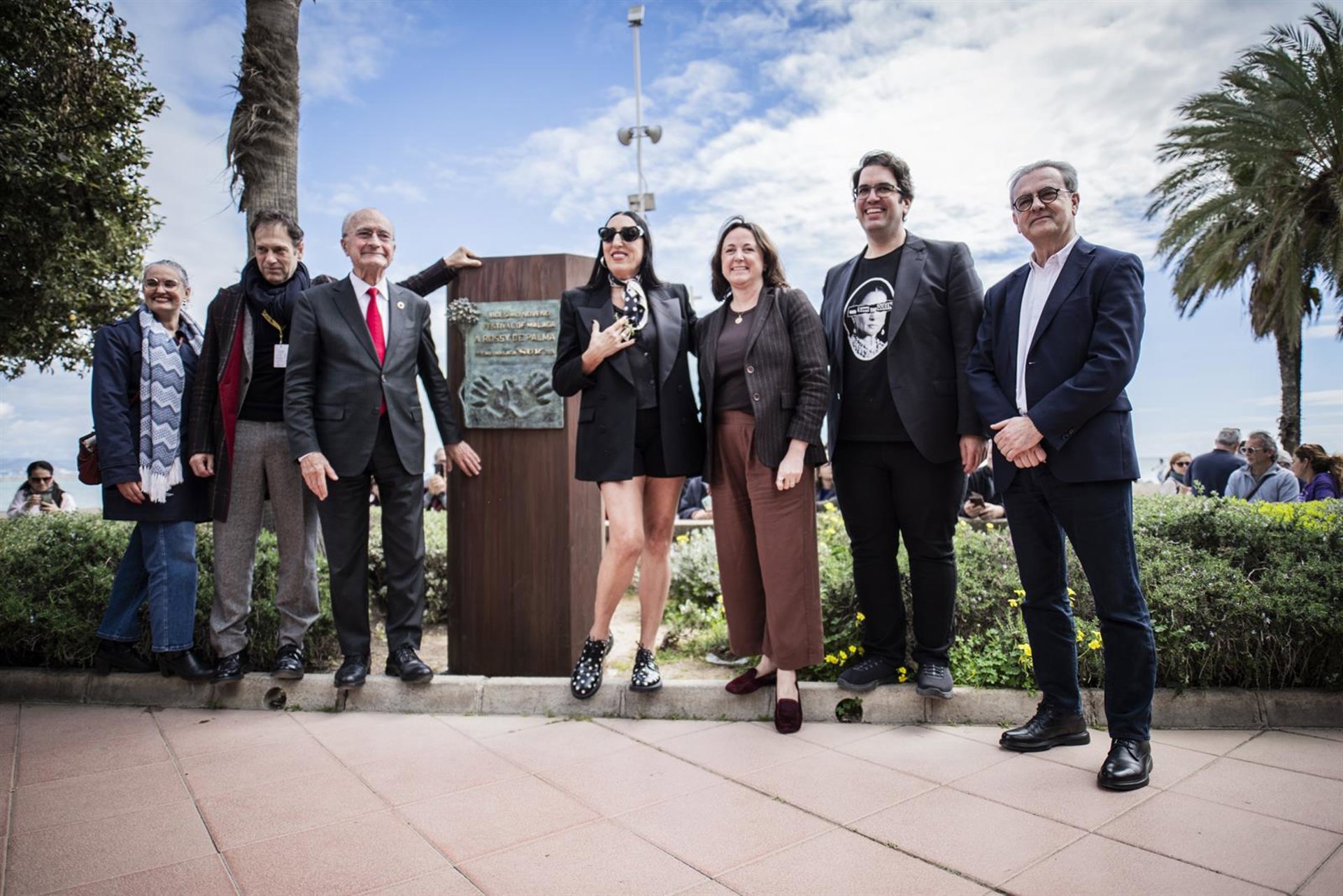 El Paseo Marítimo Antonio Banderas suma un monolito dedicado a Rossy de Palma