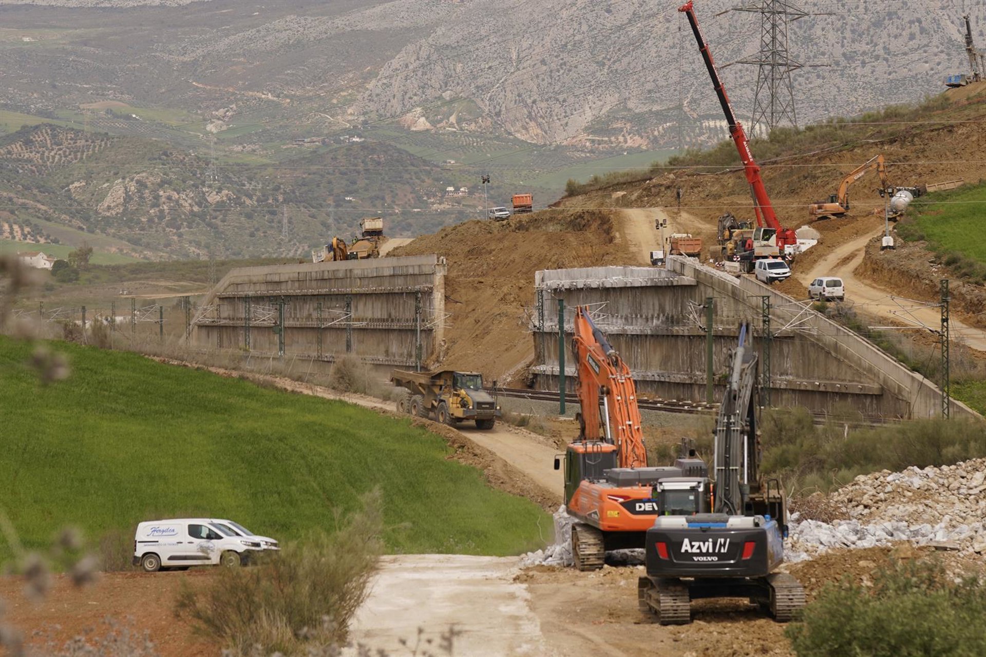 El Pleno insta al Gobierno a actuar con "celeridad" en trabajos de AVE directo y pide la dimisión de Puente