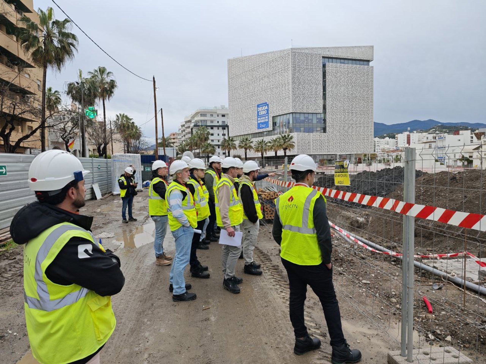 Estudiantes de Ingeniería de Granada visitan las obras del bulevar de Estepona para conocer sus retos técnicos