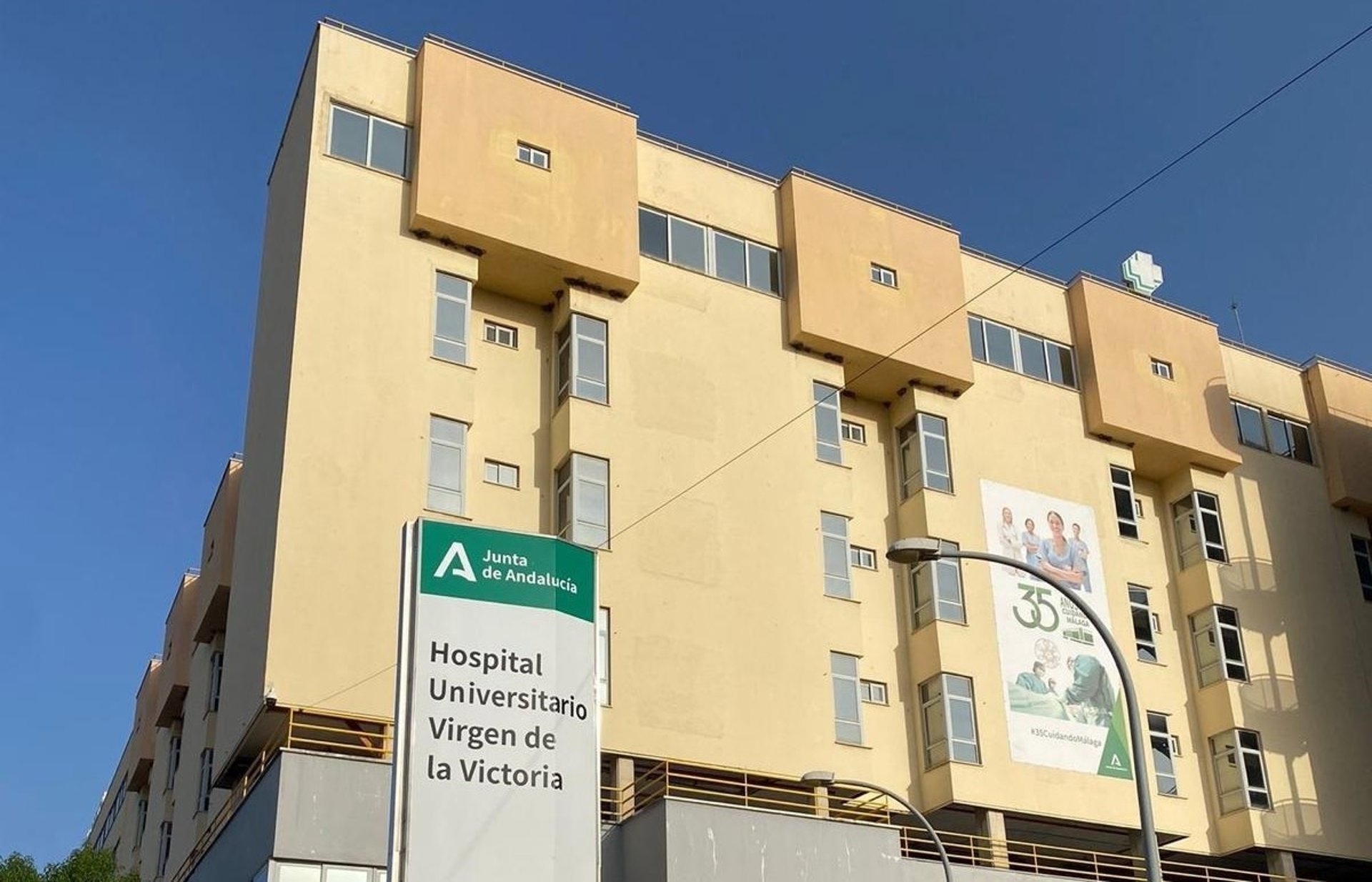 La Archicofradía del Paso y la Esperanza visita a los pacientes ingresados en el Hospital Clínico