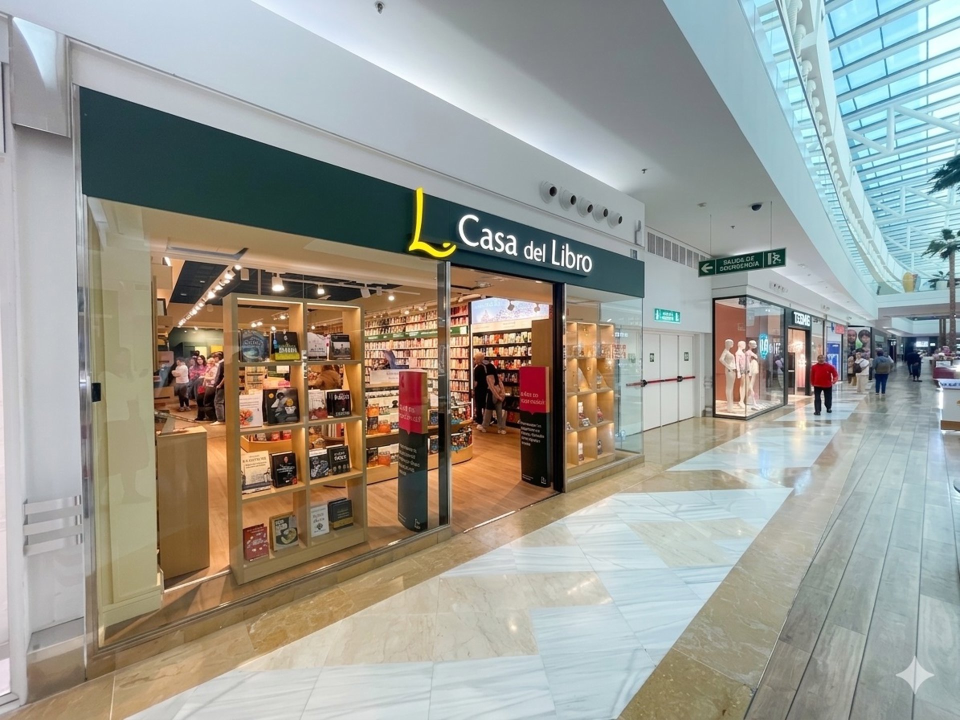 La Casa del Libro abre sus puertas en el centro comercial Miramar, en Fuengirola, con más de 12.500 títulos