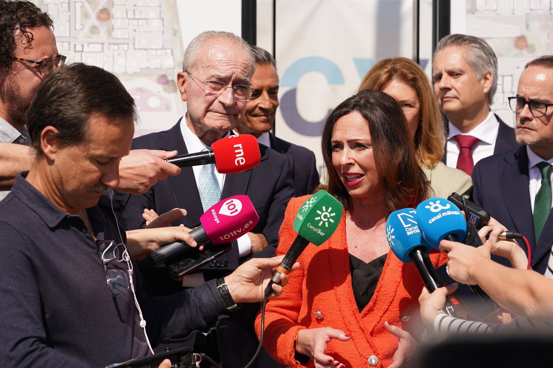 La Junta reprocha al Gobierno que no haya hecho "ninguna llamada" para informar sobre el AVE