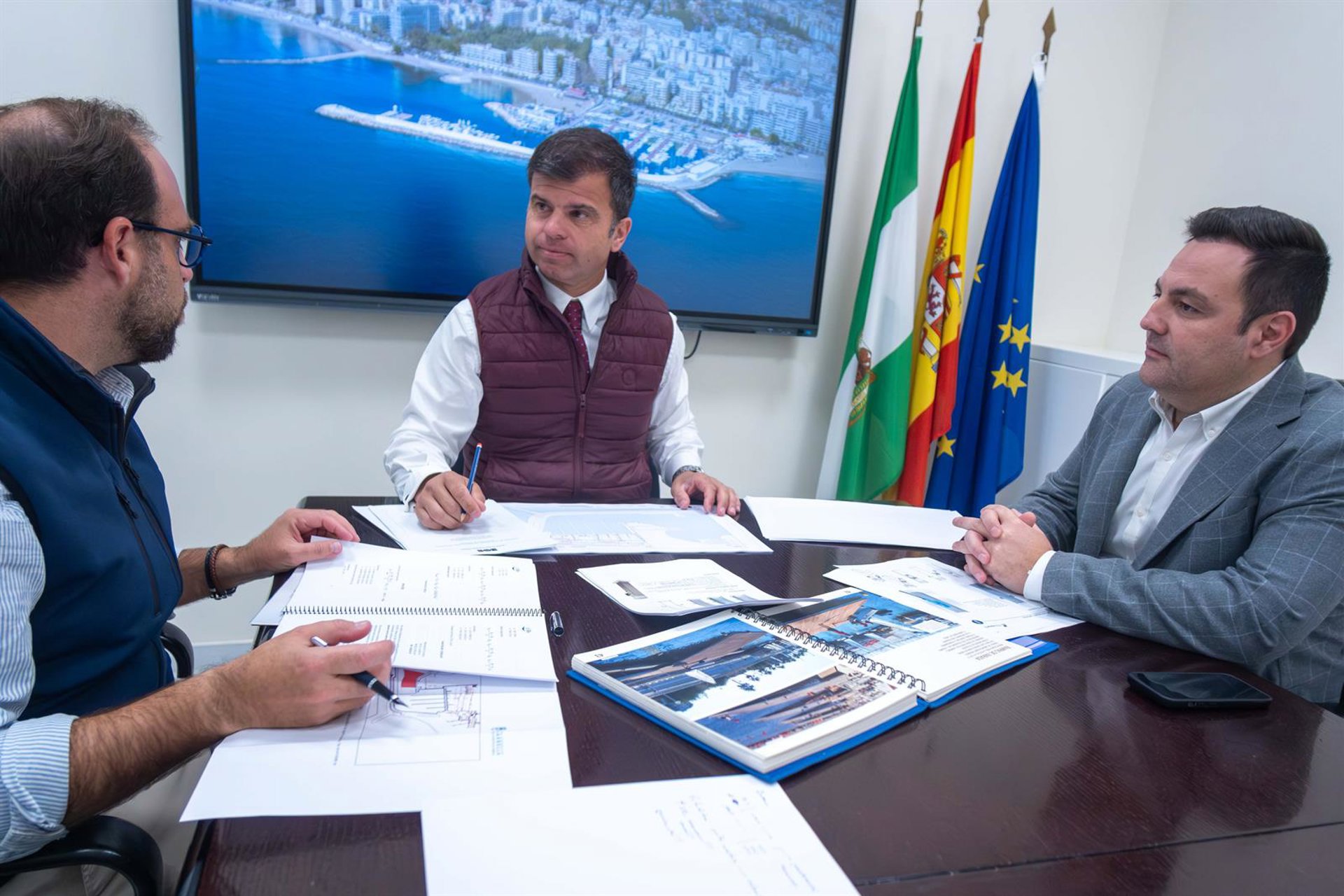 Marbella refuerza el mantenimiento y la conservación del Puerto Deportivo Virgen del Carmen