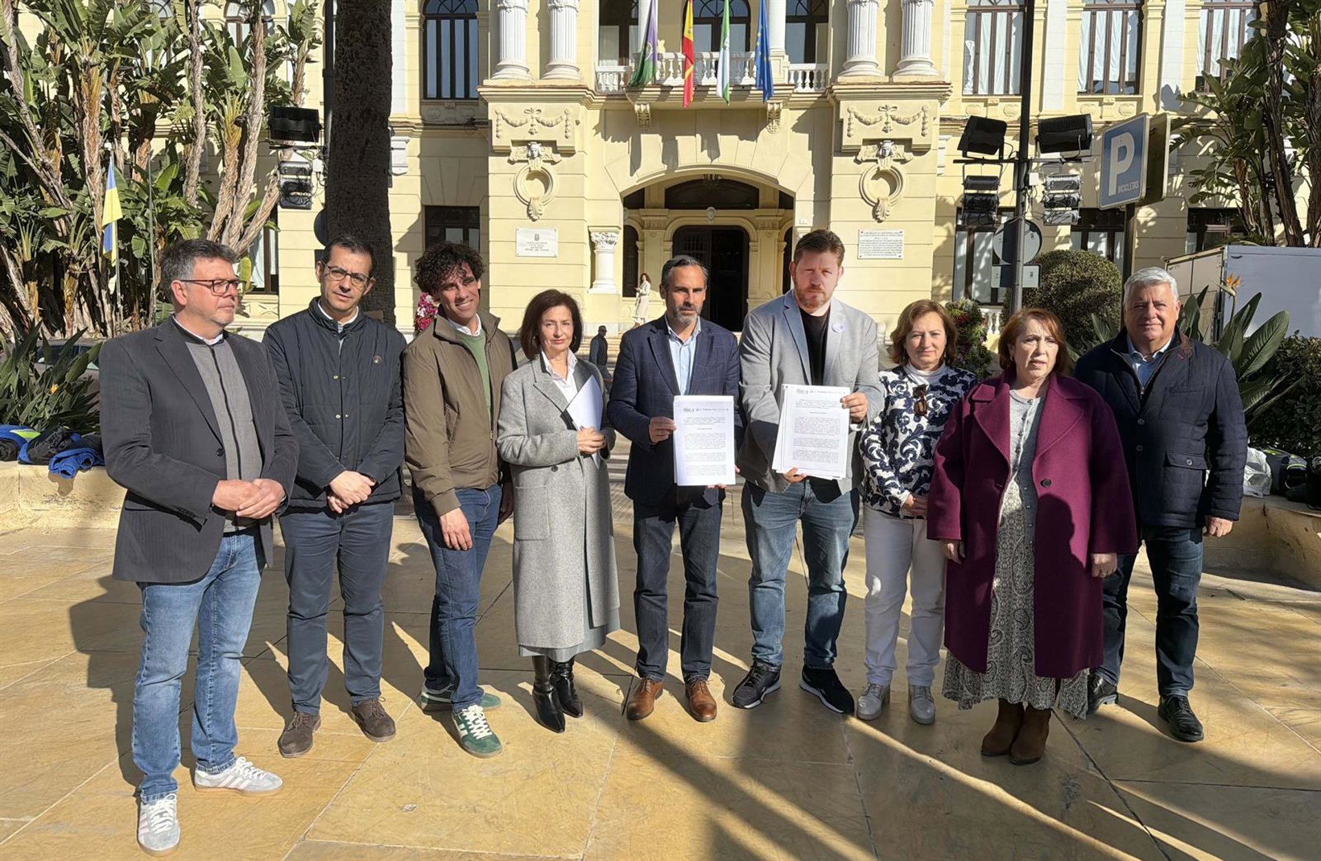 PSOE y Con Málaga piden al alcalde que se retracte de apoyo a moción de Vox contra regularización de migrantes