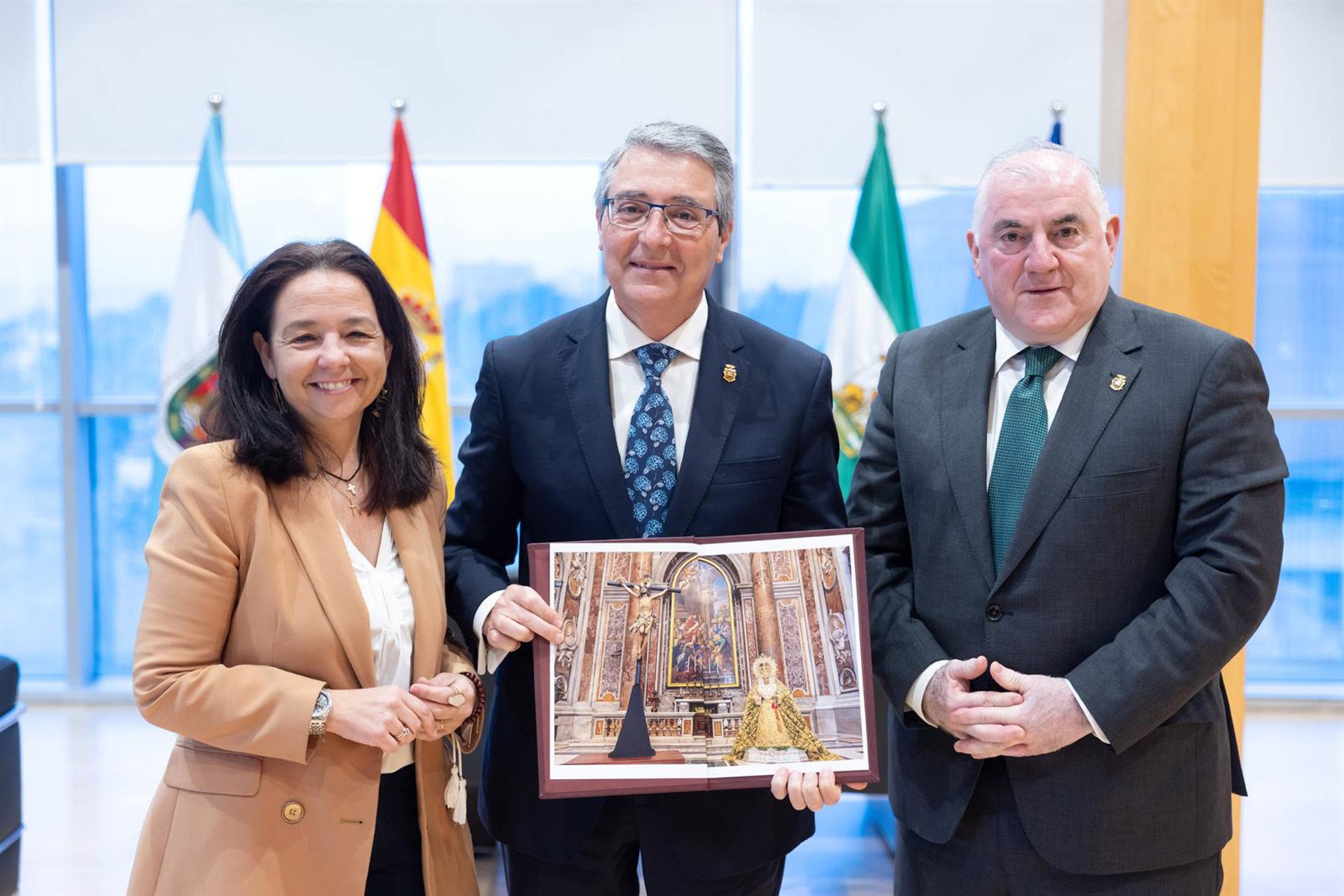 Salado recibe a Paloma Saborido antes del congreso internacional sobre la gran procesión celebrada en Roma