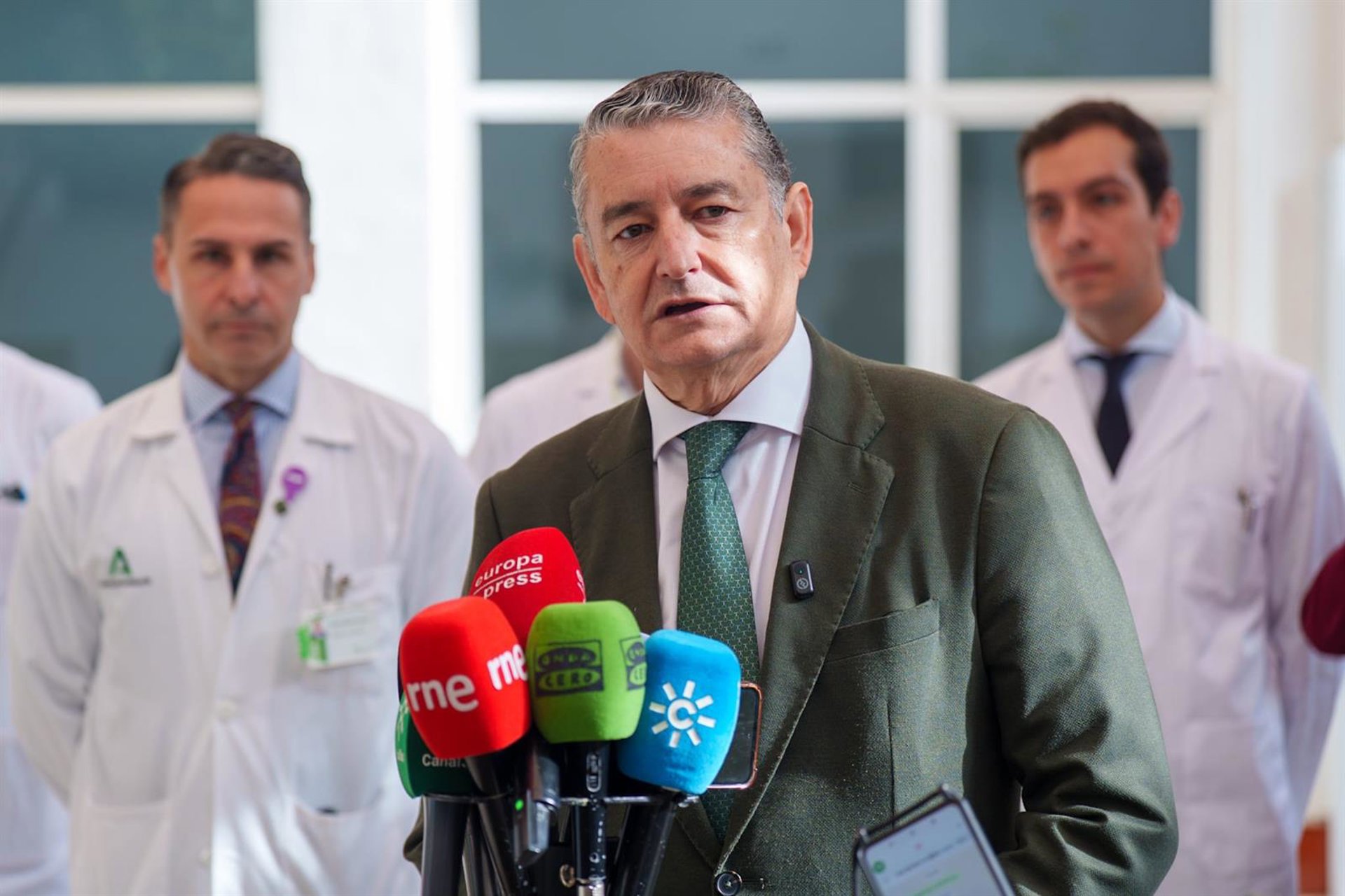 Sanz incide en periodo de alta frecuentación y picos elevados y dice que se han tomado "decisiones" en Clínico