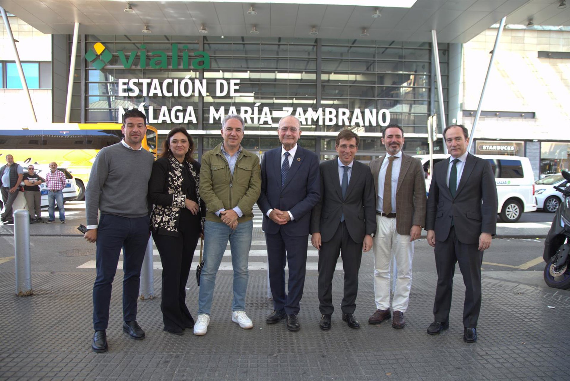 Almeida, que no ha podido llegar a Málaga en tren, reclama "menos hoolingans" en política "como Óscar Puente"