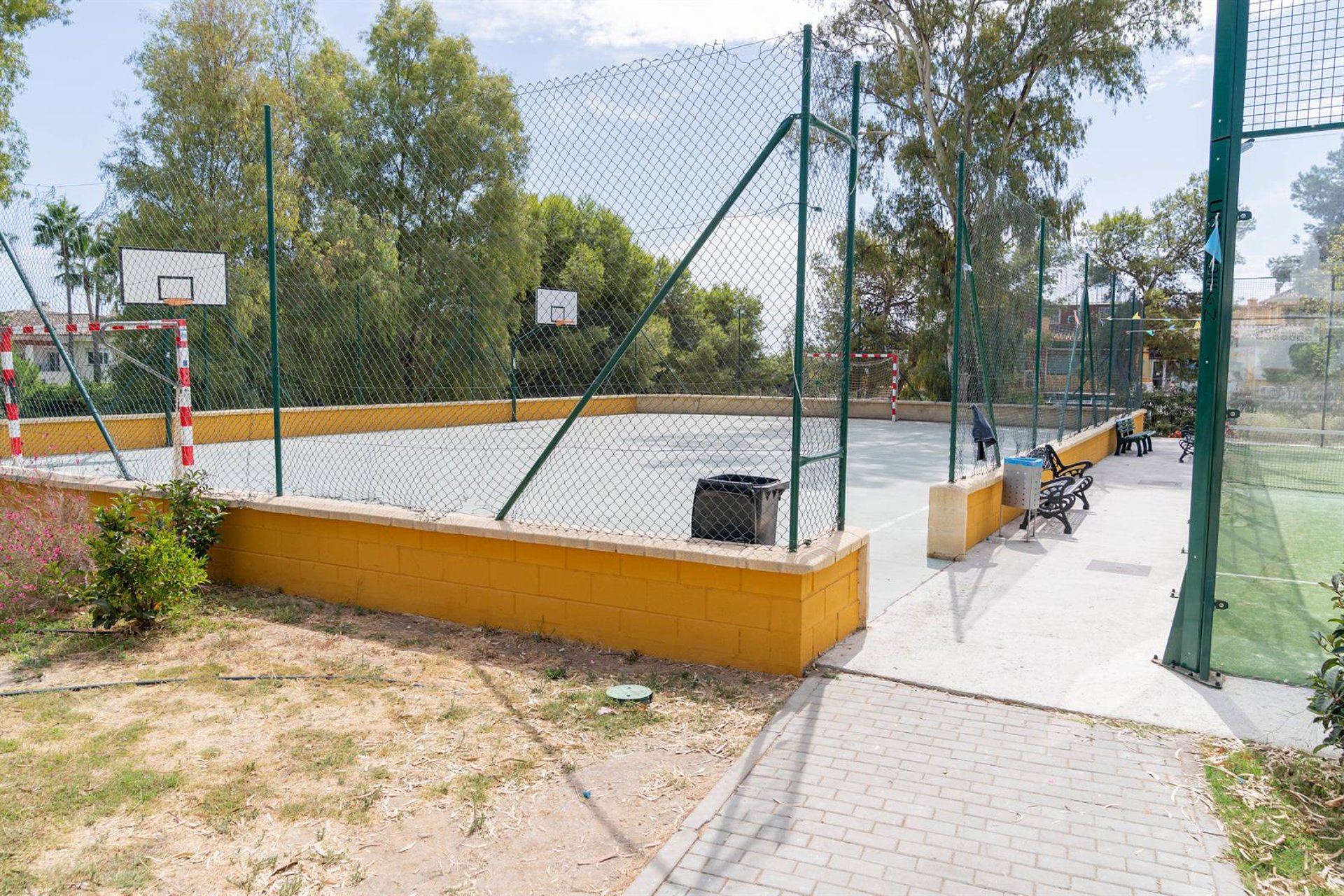 Ayuntamiento de Estepona formaliza el contrato para construir dos pistas deportivas en Nueva Atalaya