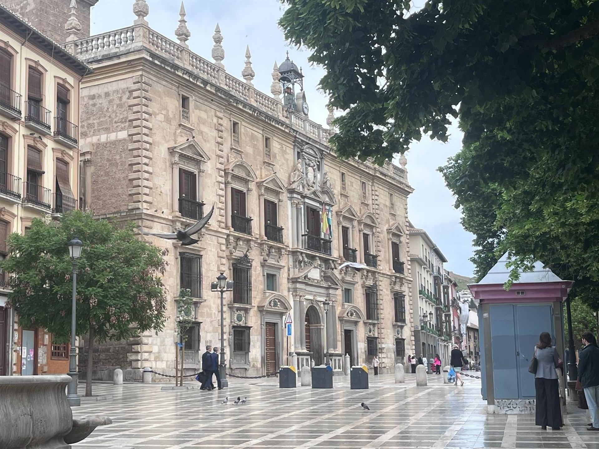 Confirma condena a tres personas por contrabando de tabaco a través de empresas ficticias