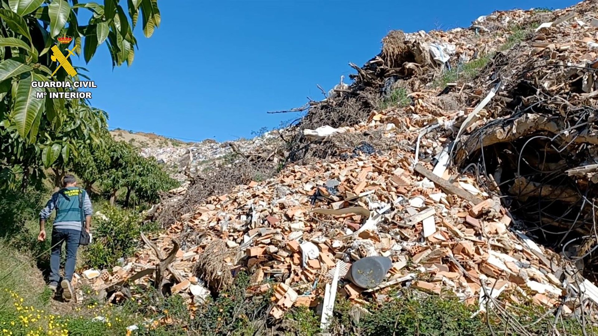 Investigadas 12 personas por un "vertido ilegal" de más de 160.000 toneladas de residuos de obras