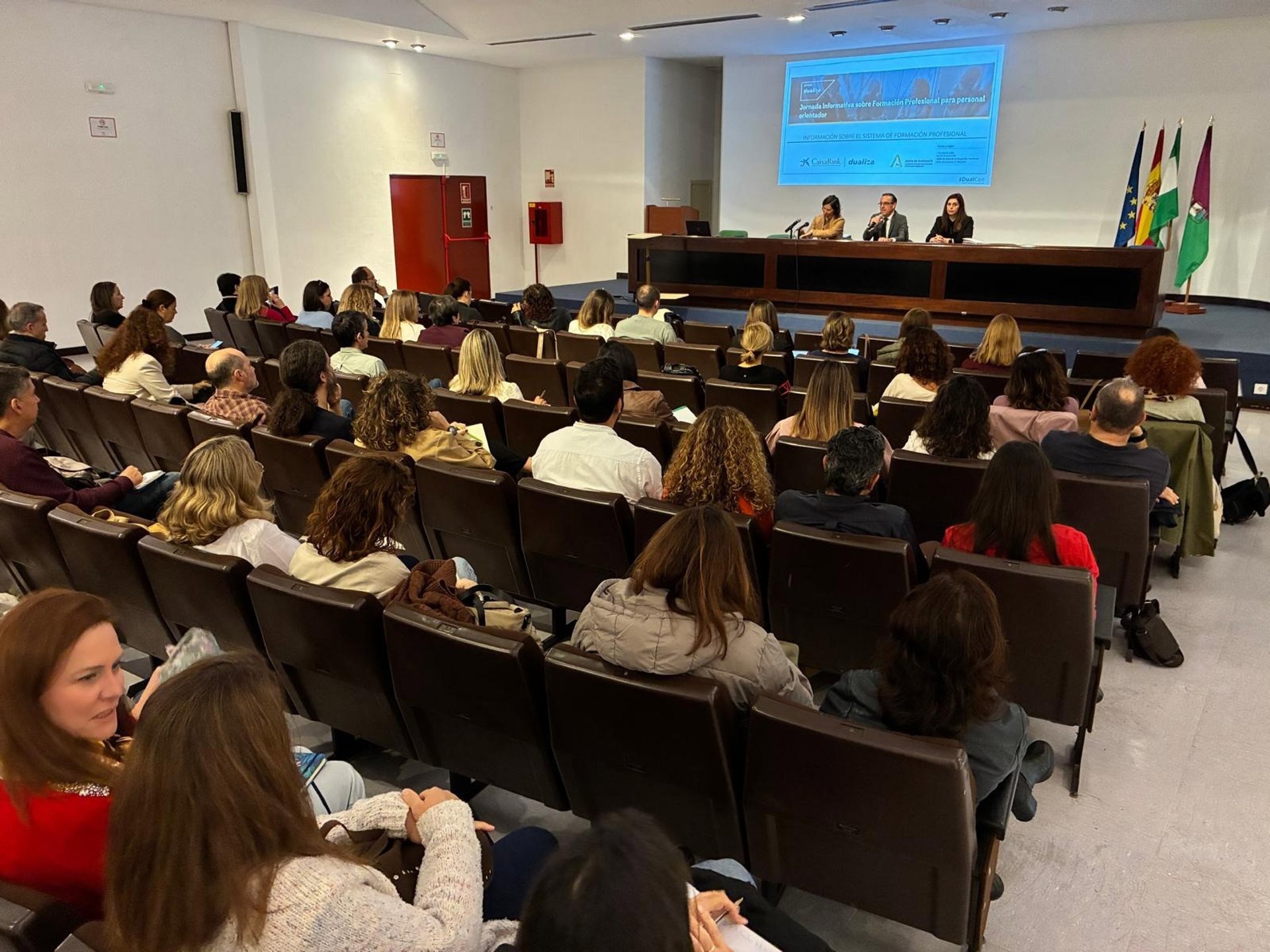 La Junta y Fundación CaixaBank Dualiza forman a casi 200 orientadores educativos sobre la nueva FP