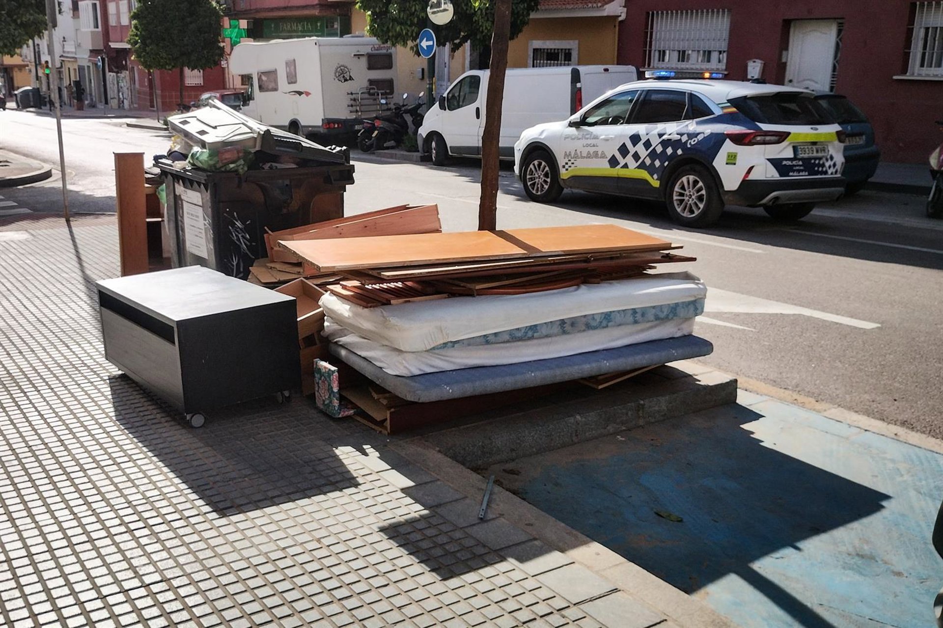 La Policía Local tramita 39 denuncias por depositar muebles y enseres junto a los contenedores fuera de horario