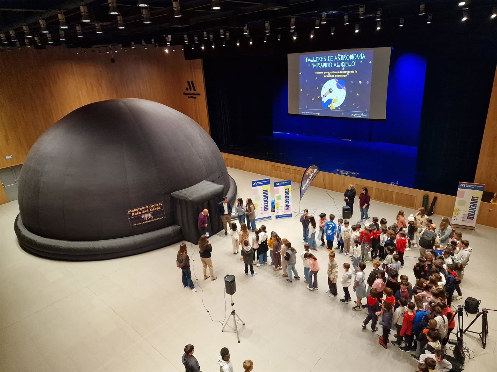 Los talleres 'Mirando al cielo' del planetario de la Diputación recorrerán 25 centros de la provincia