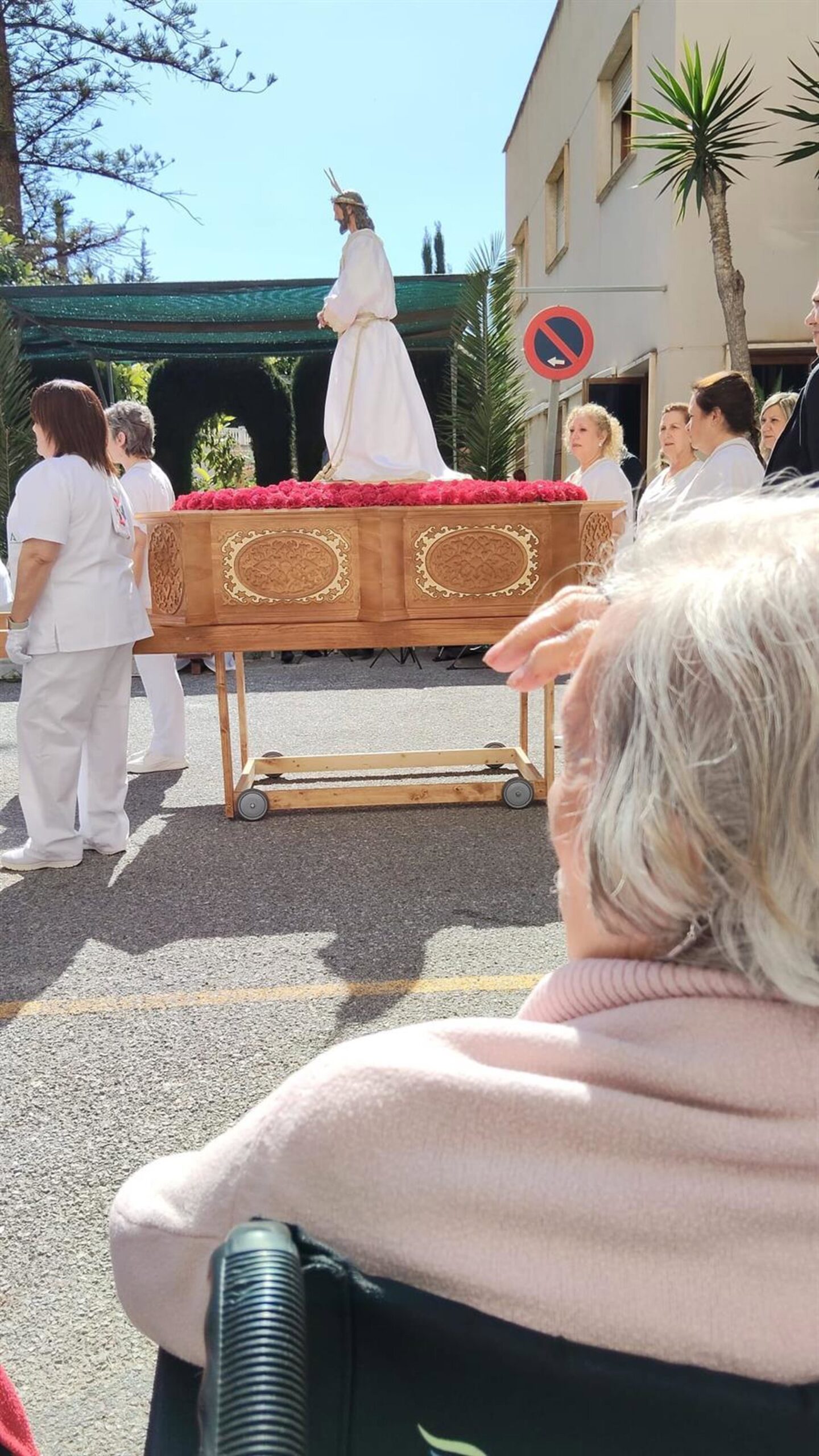Mayores de residencia El Palo y familias viven la pasión cofrade con la procesión del 'Cautivo chico'