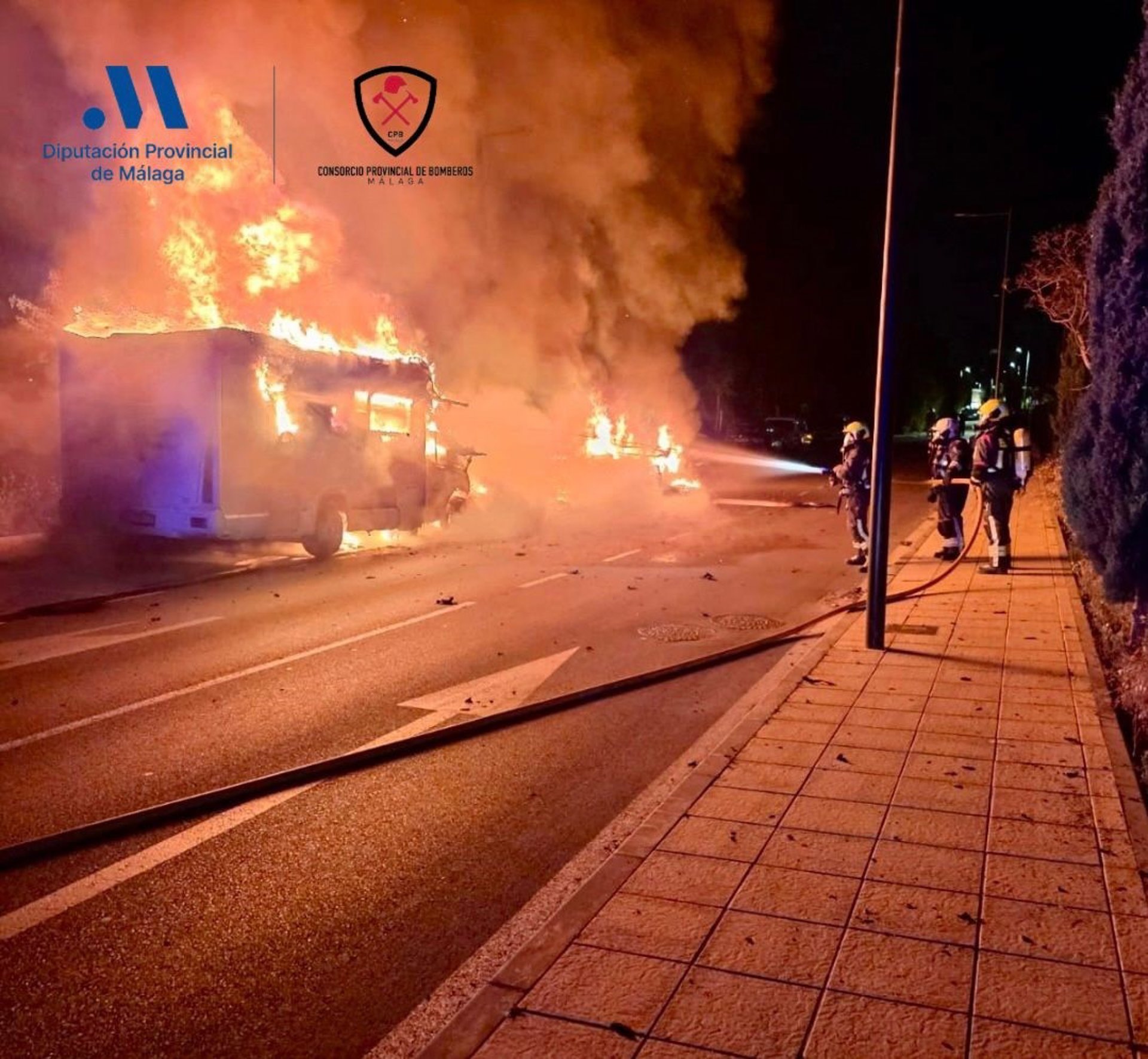 Arden en su totalidad dos autocaravanas en Estepona